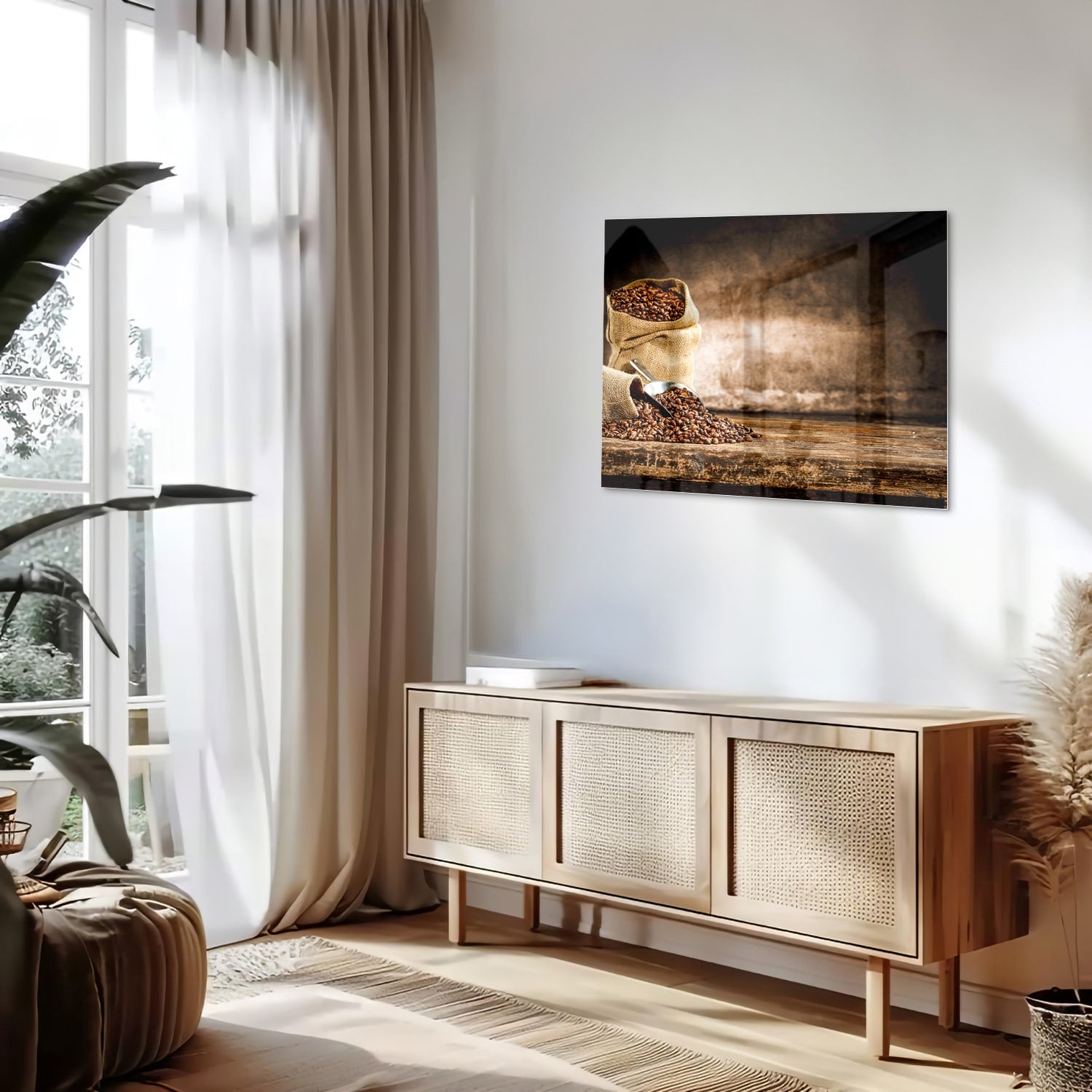 Glazen schilderij met koffiezakken en koffiebonen op een muur.