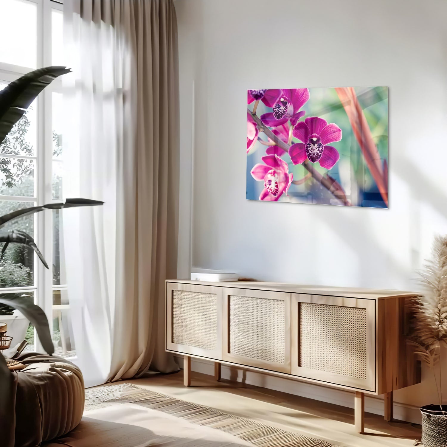 Glazen schilderij van paarse orchideen aan de muur in sfeervolle woonkamer.