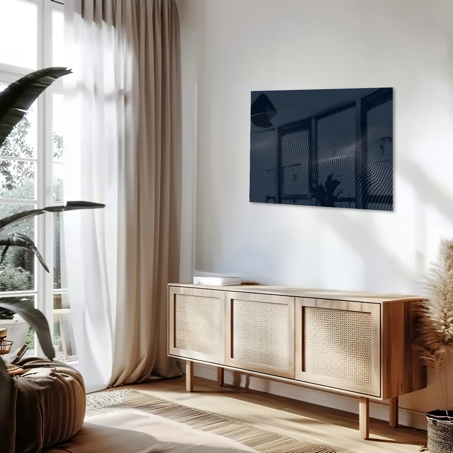 Diepblauw glazen schilderij aan de muur boven een houten kast in een woonkamer