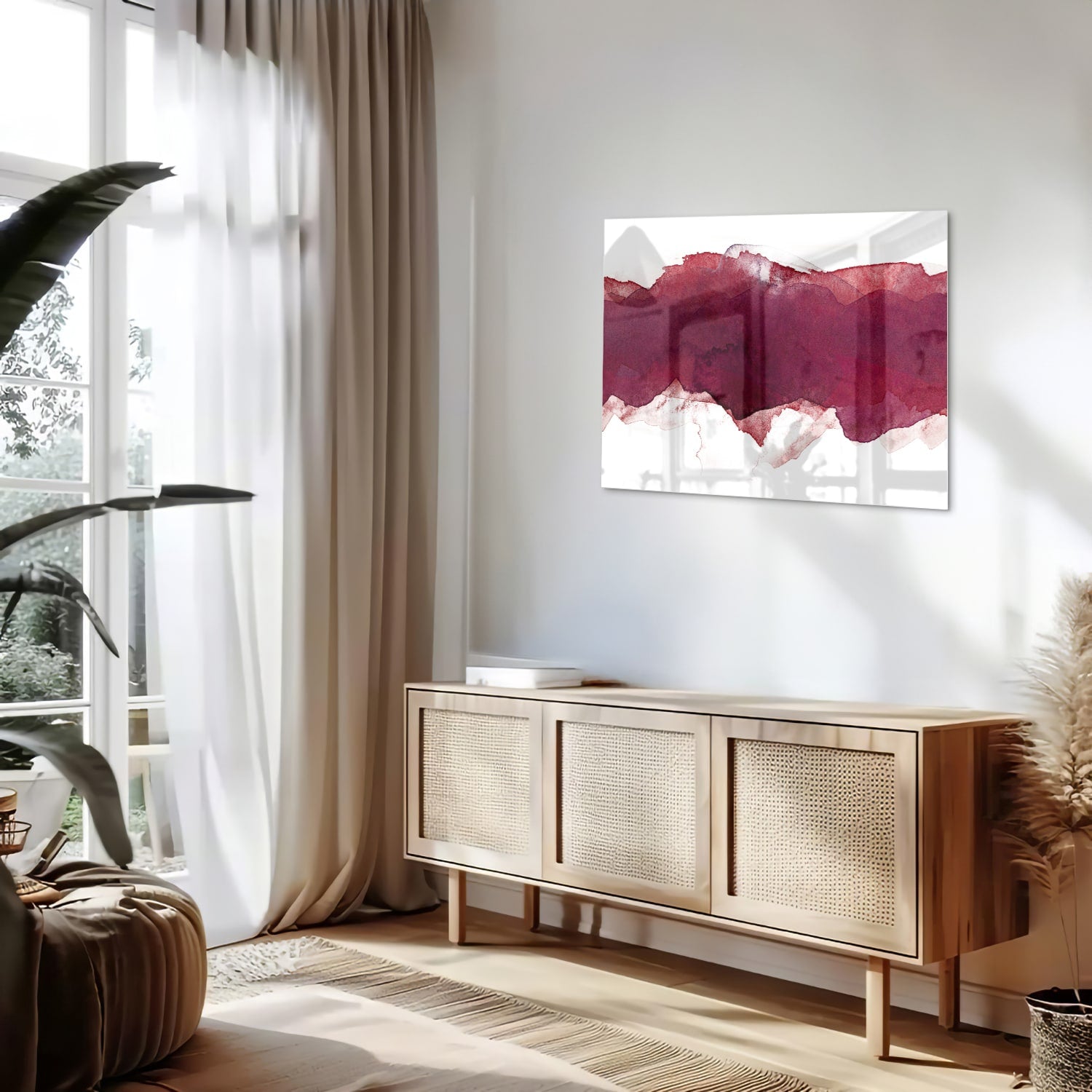 Abstract glas schilderij in dieprood gehangen boven een moderne kast