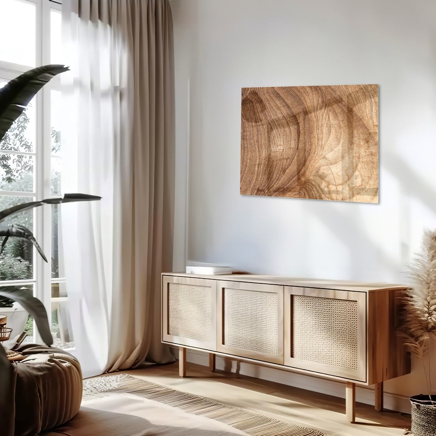 Glazen schilderij met een ontwerp in houttinten, hangt aan de muur.