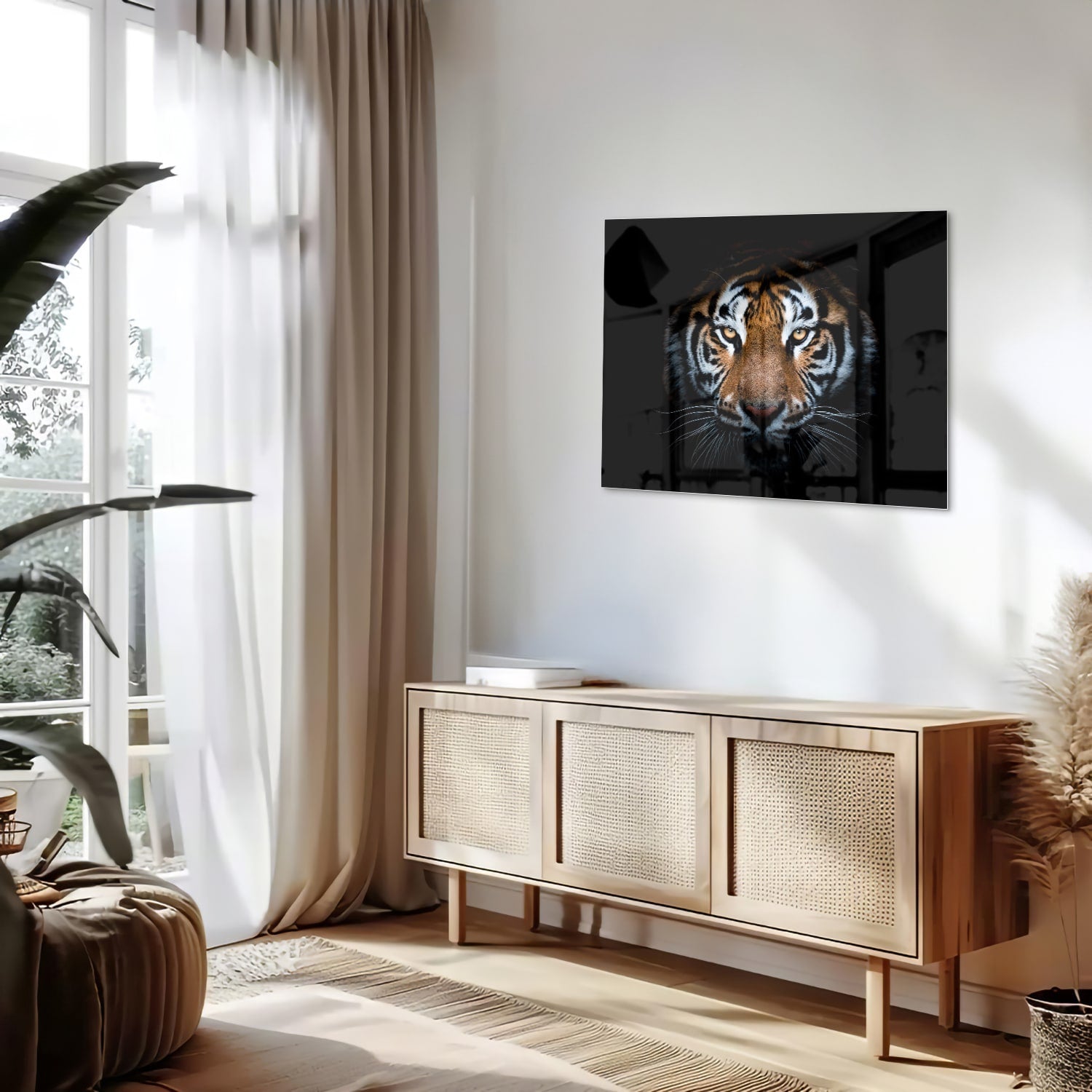 Glazen schilderij van een tijger met intense ogen, hangt aan de muur.