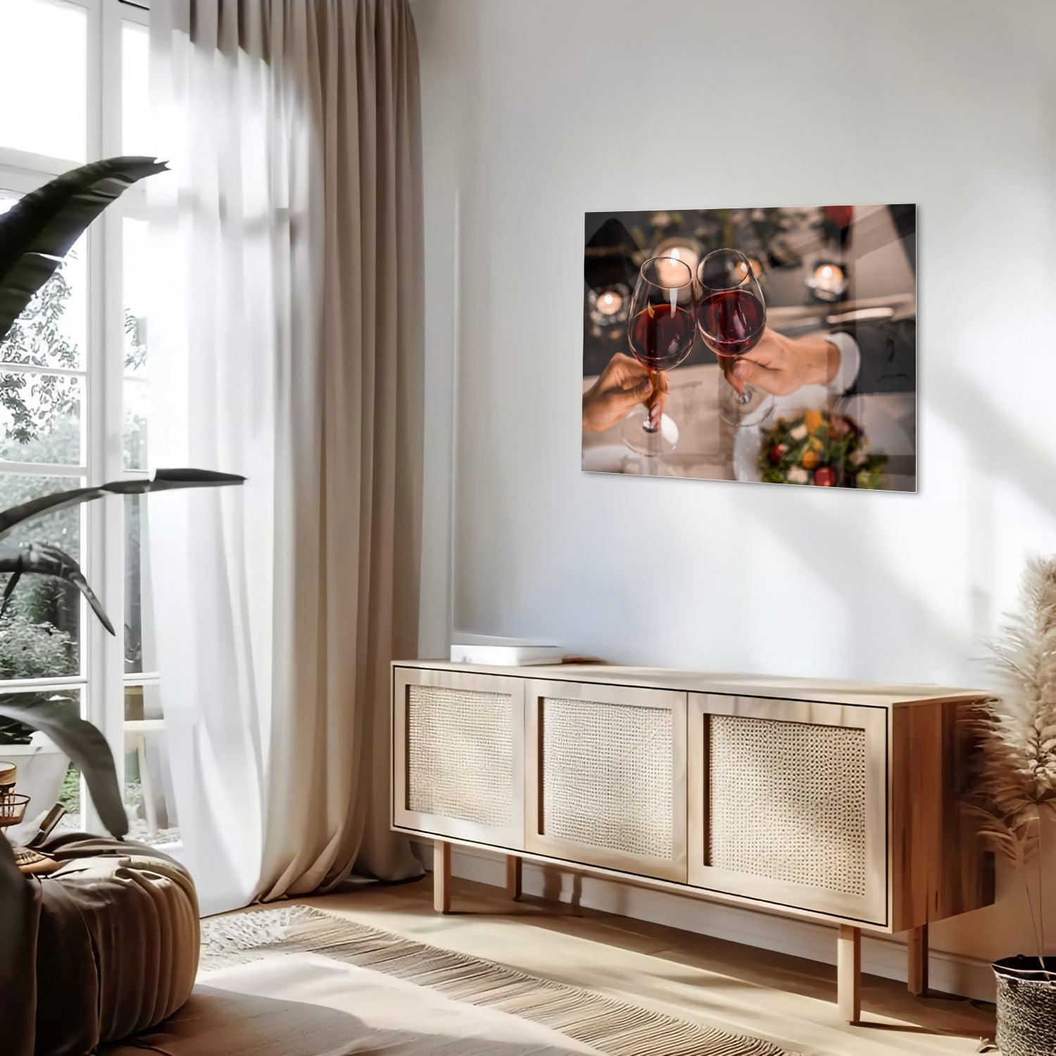 Een glazen schilderij van twee mensen die proosten met rode wijn in een stijlvolle setting.