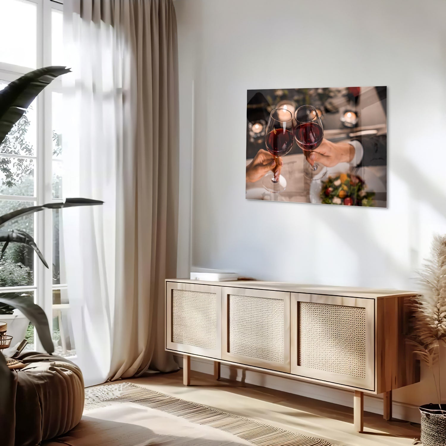 Een glazen schilderij van twee mensen die proosten met rode wijn in een stijlvolle setting.