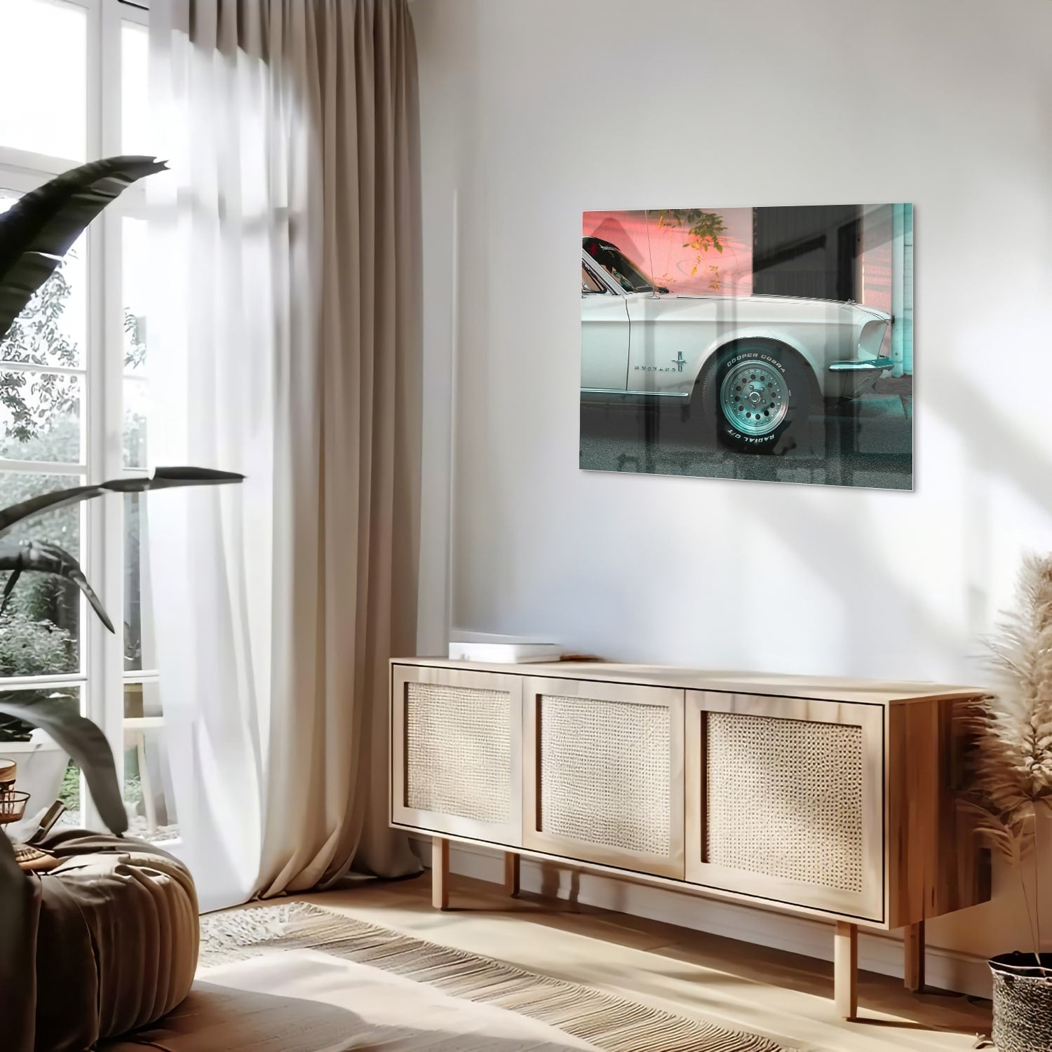 Glazen schilderij van een vintage auto in een sfeervol interieur