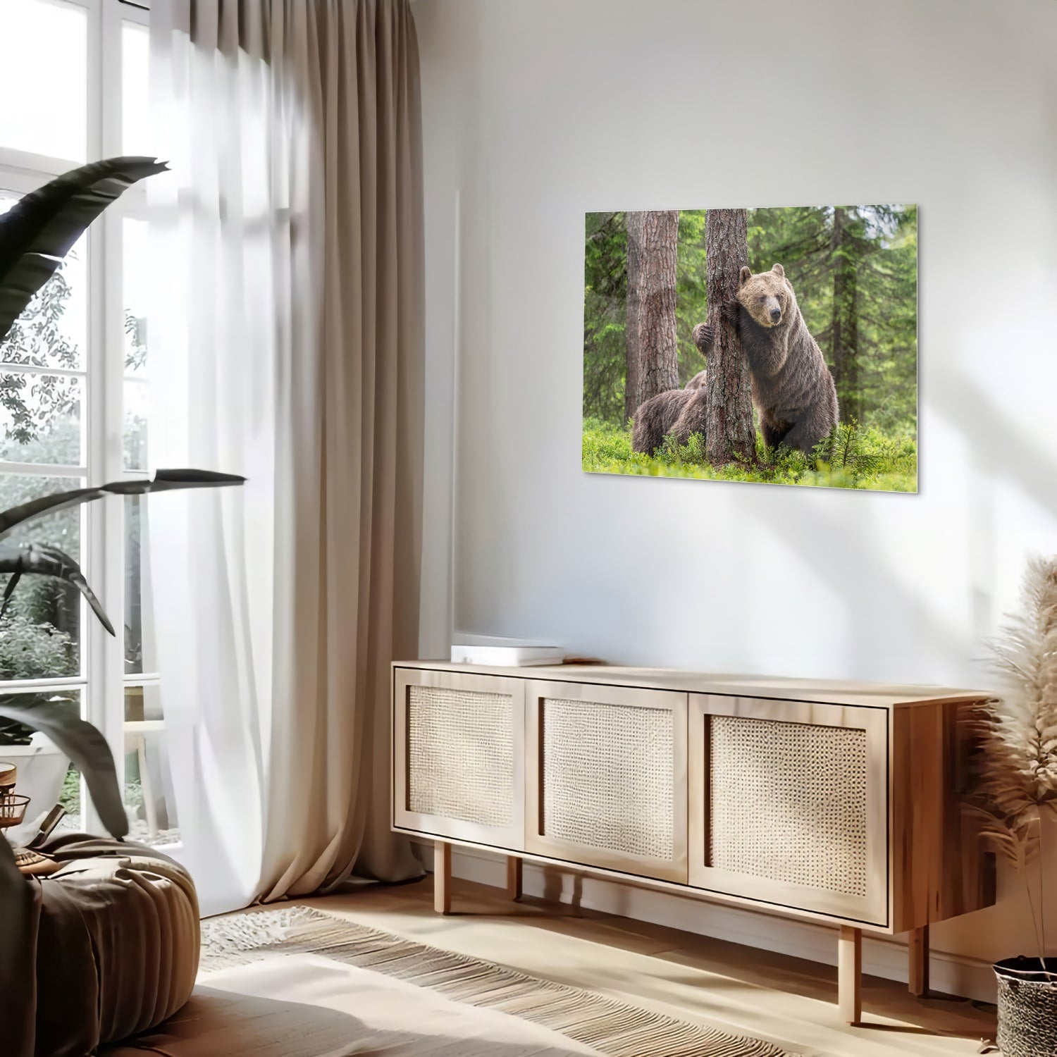 Glazen schilderij van een grizzly beer leunend tegen een boom in de natuur.