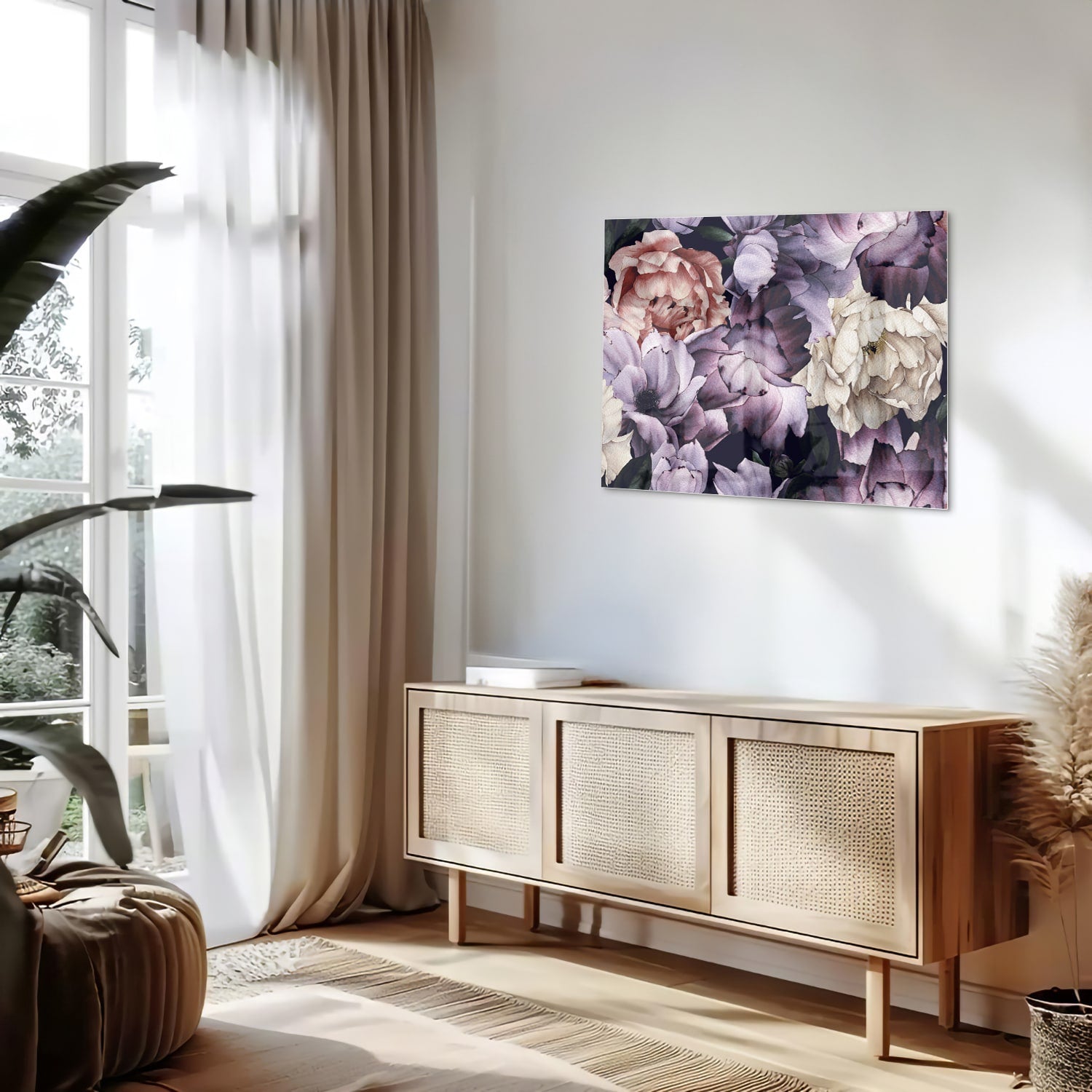 Glas schilderij met paarse en gouden bloemen in een moderne woonkamer