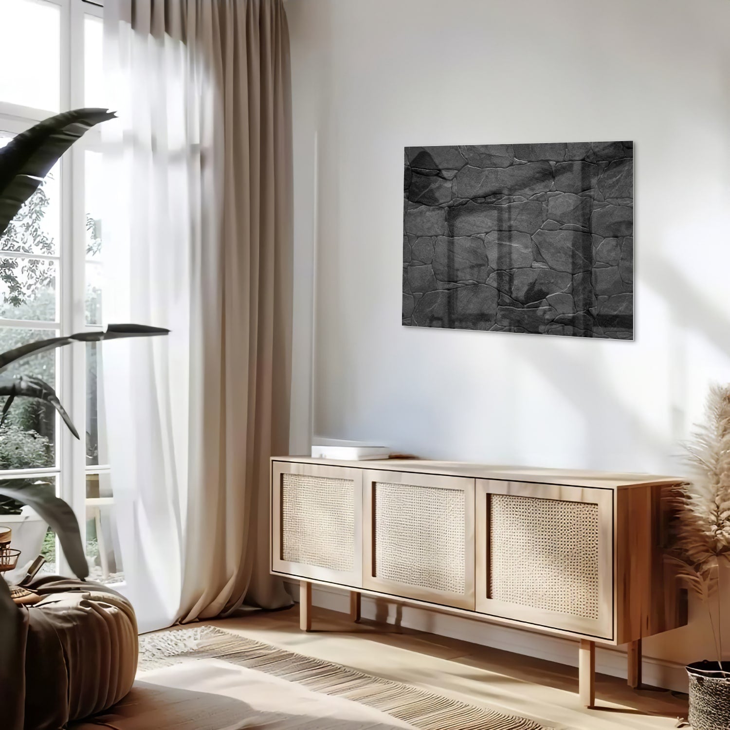 Moderne glazen schilderij in zwart en grijs hangt aan de muur.