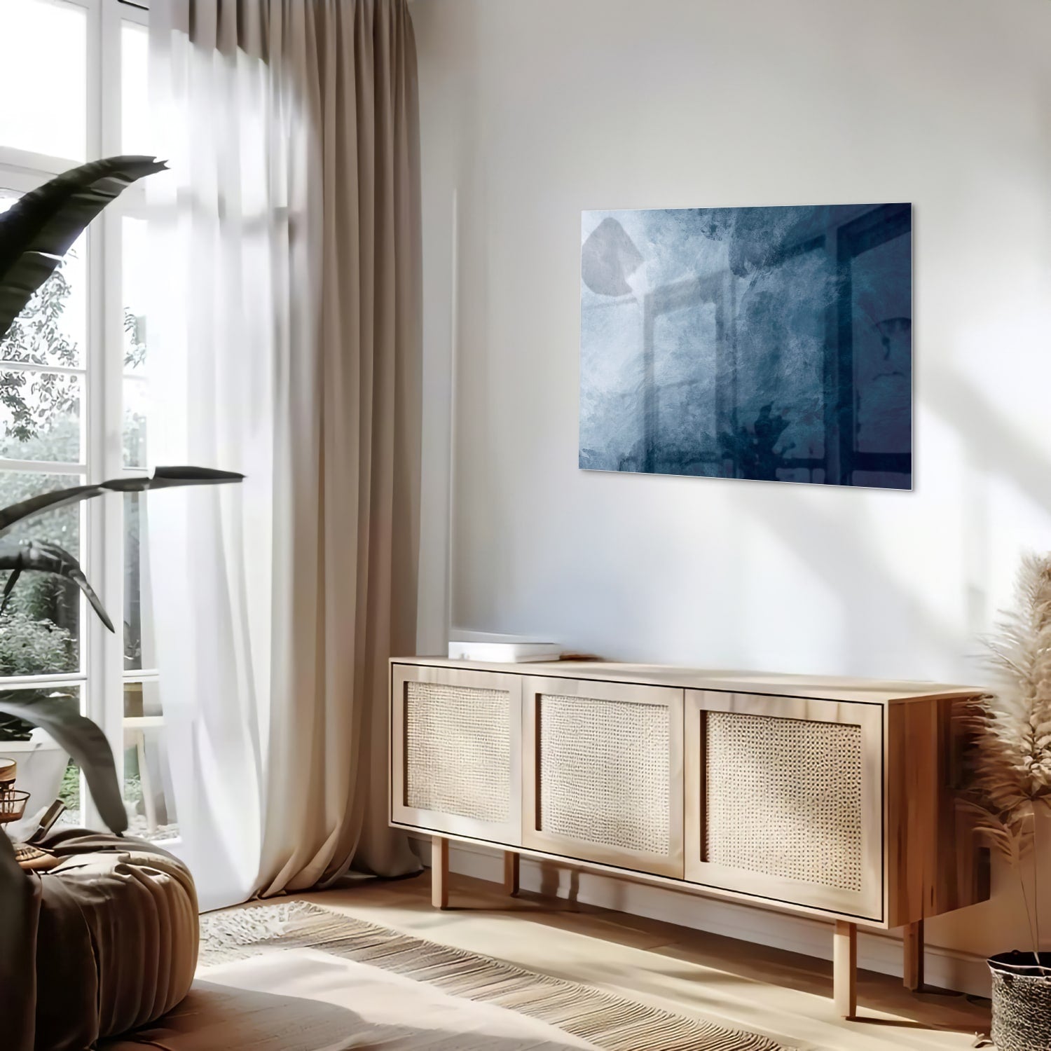 Abstract blauw glas schilderij aan de muur bij een houten meubel.