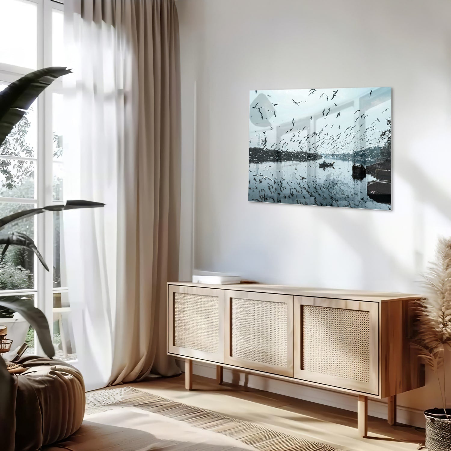 Glazen schilderij van vogels boven kalm water met reflecties.