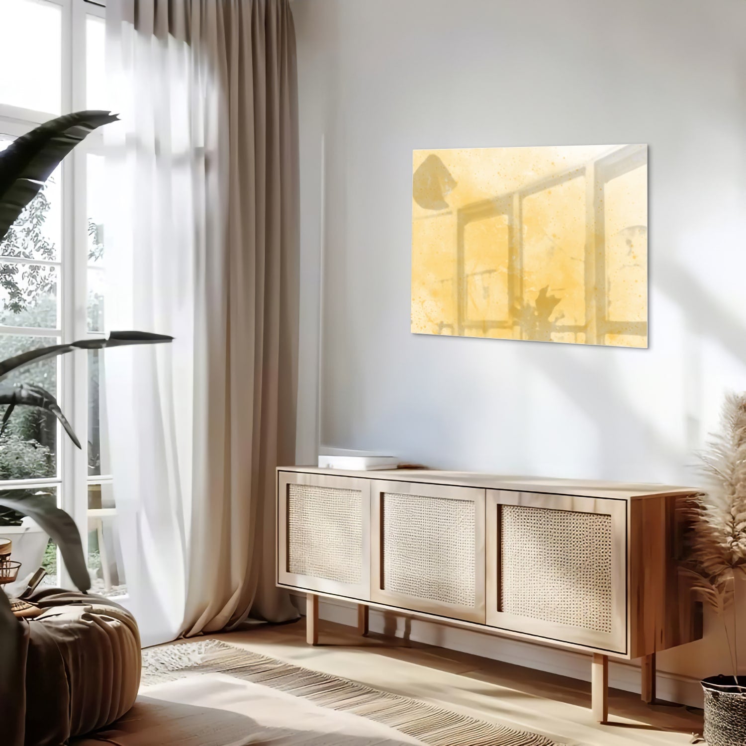 Abstract glazen schilderij in gouden tinten op een witte muur in een moderne woonkamer.