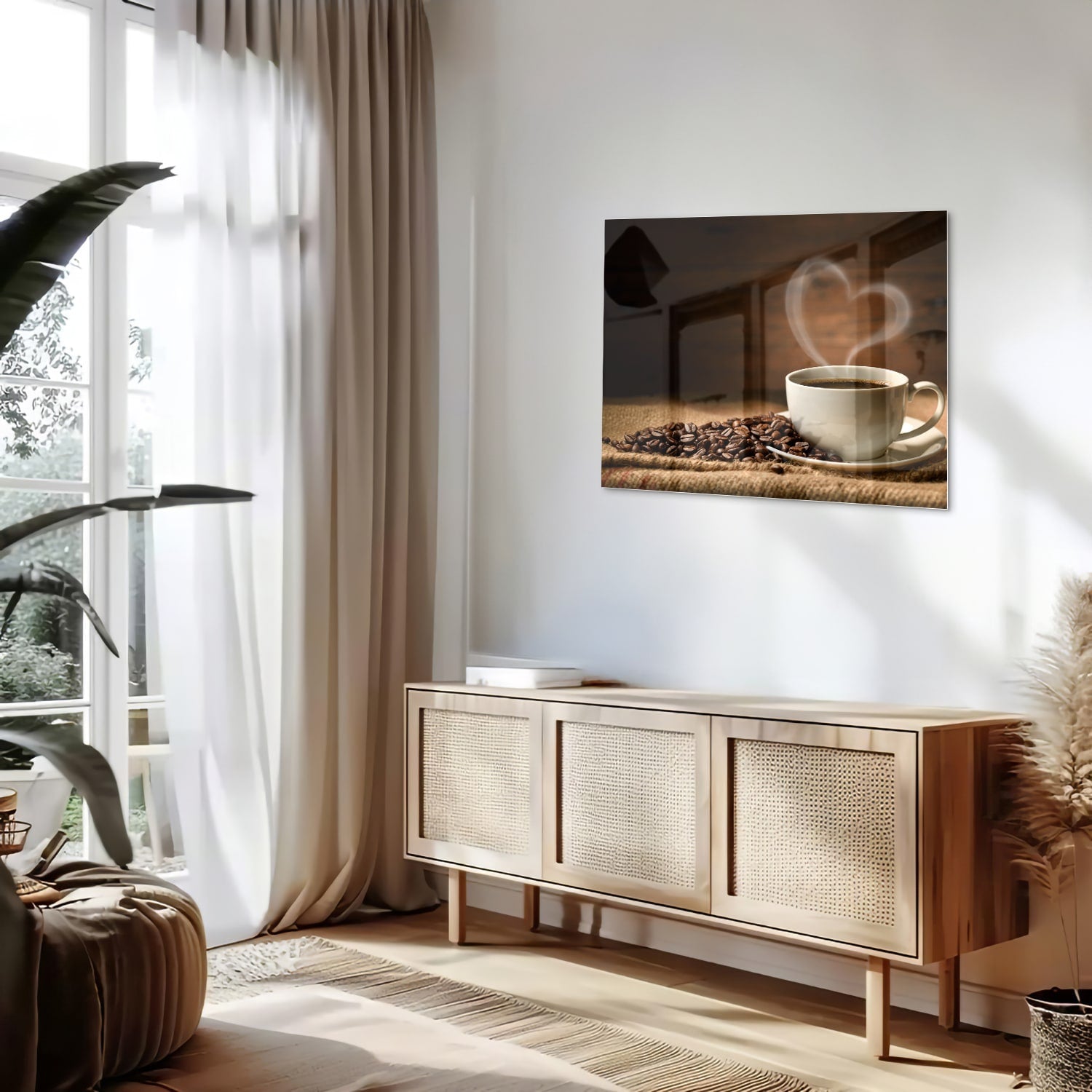 Glazen schilderij van een kop koffie met koffiebonen op een houten tafel.