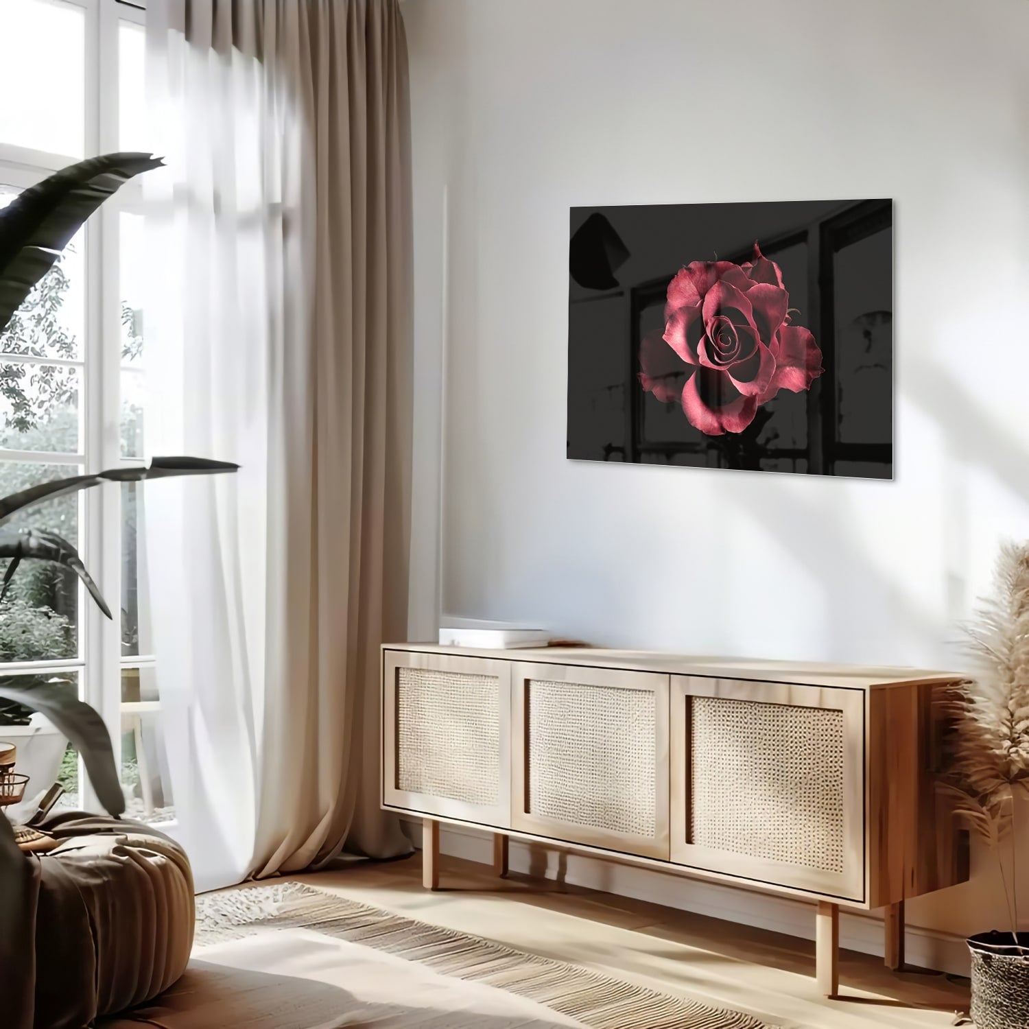 Een elegant glazen schilderij van een roze roos op zwarte achtergrond.