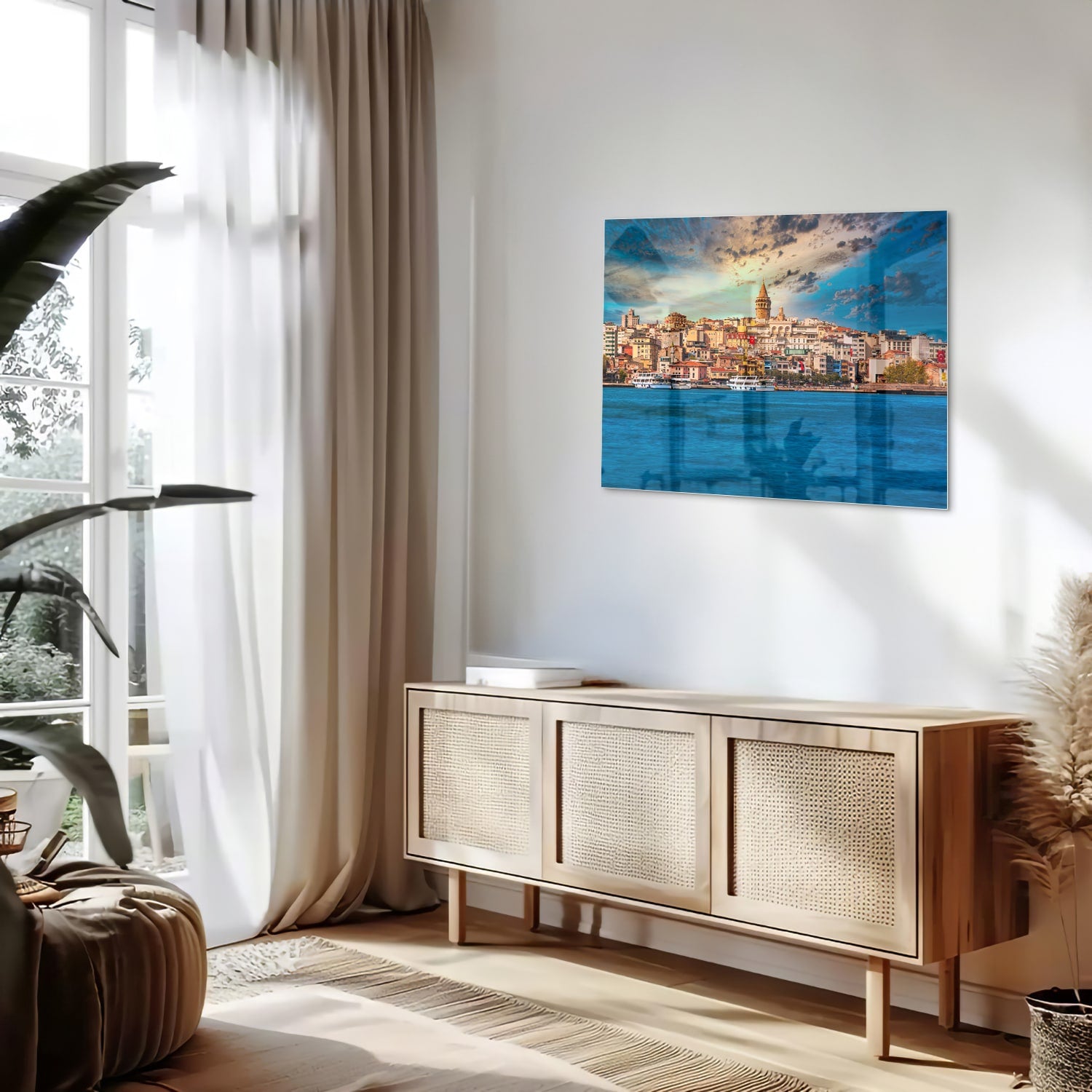Glazen schilderij van een stad aan zee met kleurrijke gebouwen.