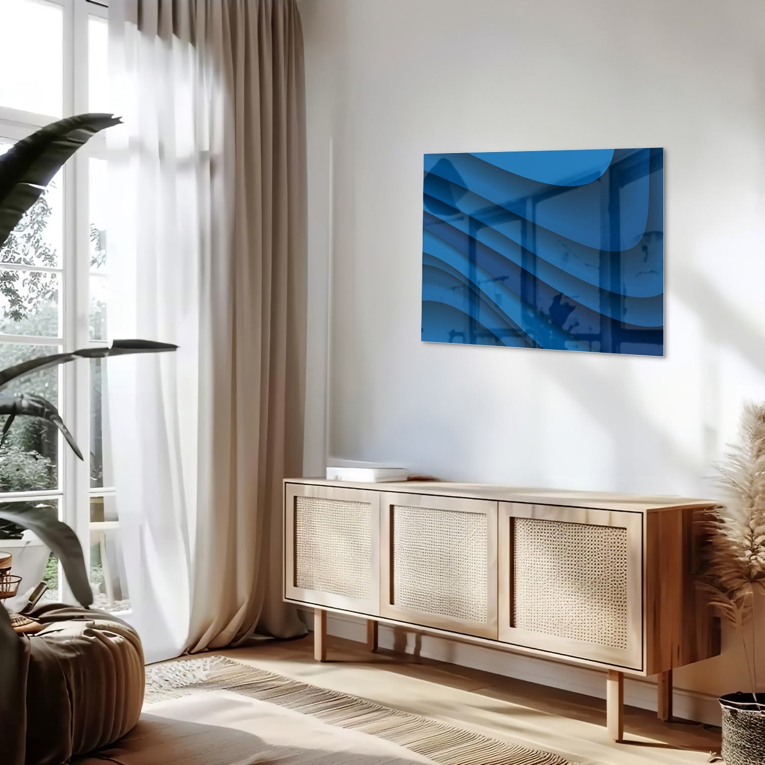 Modern glazen schilderij in abstracte blauwtinten op een muur.