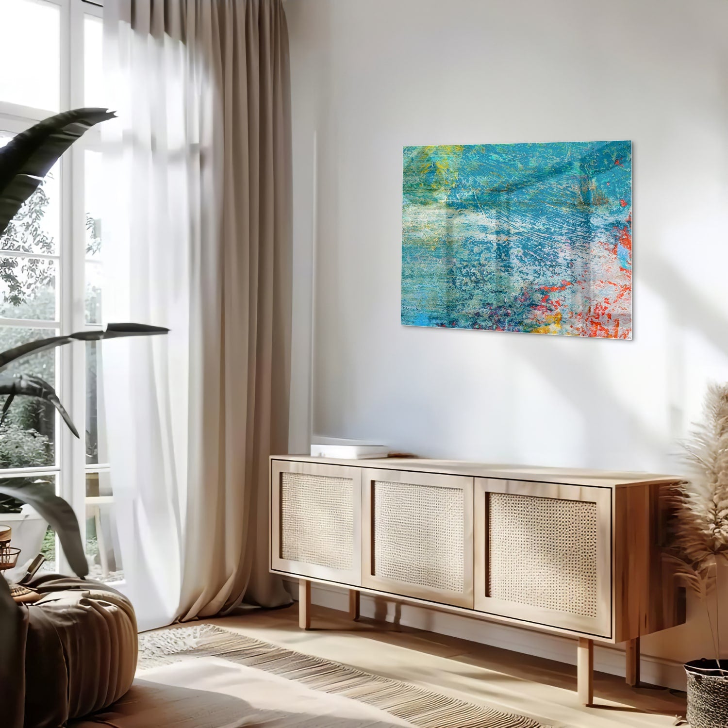 Kleurrijk abstract glazen schilderij aan de muur boven een houten kast