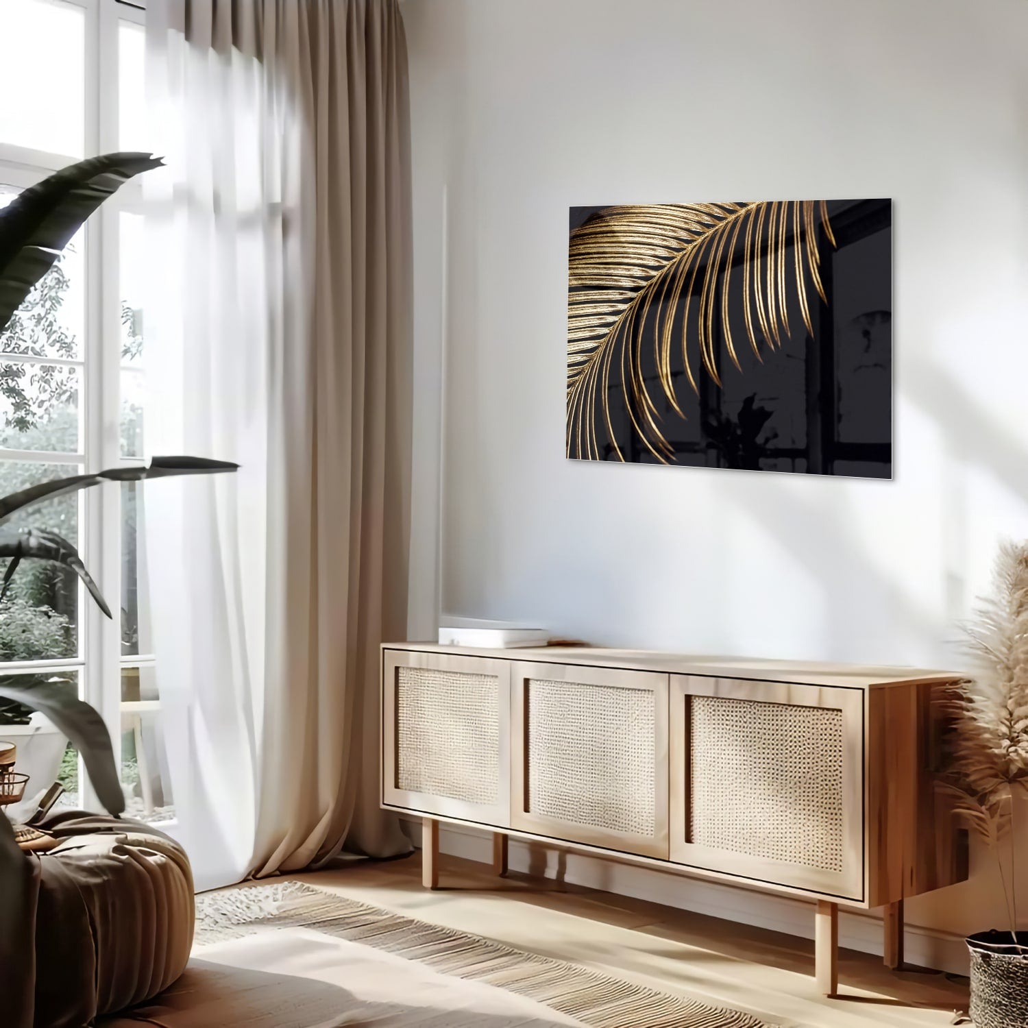 Glazen schilderij met een goudkleurig palmblad op een zwarte achtergrond.
