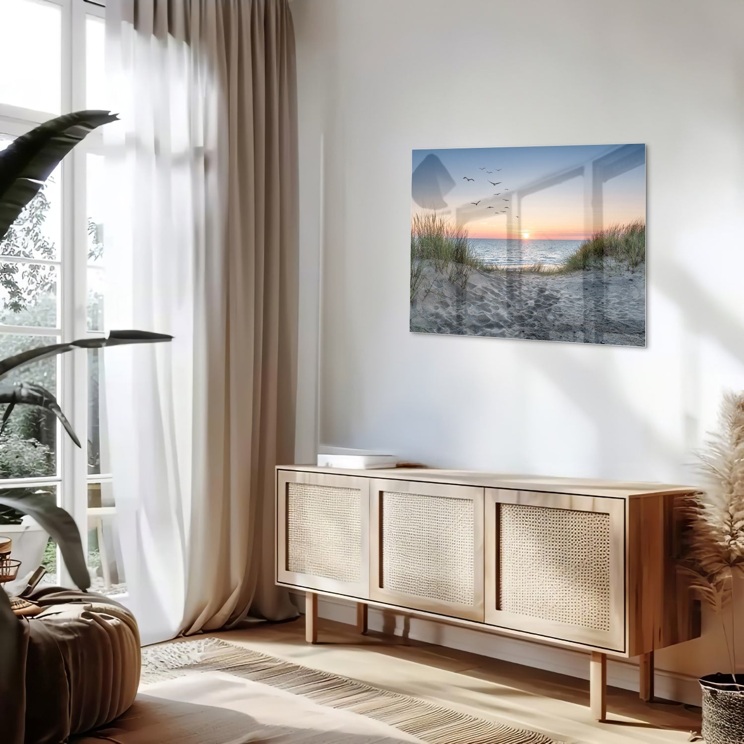 Glazen schilderij van een serene zonsondergang boven de zee met gras en vogels