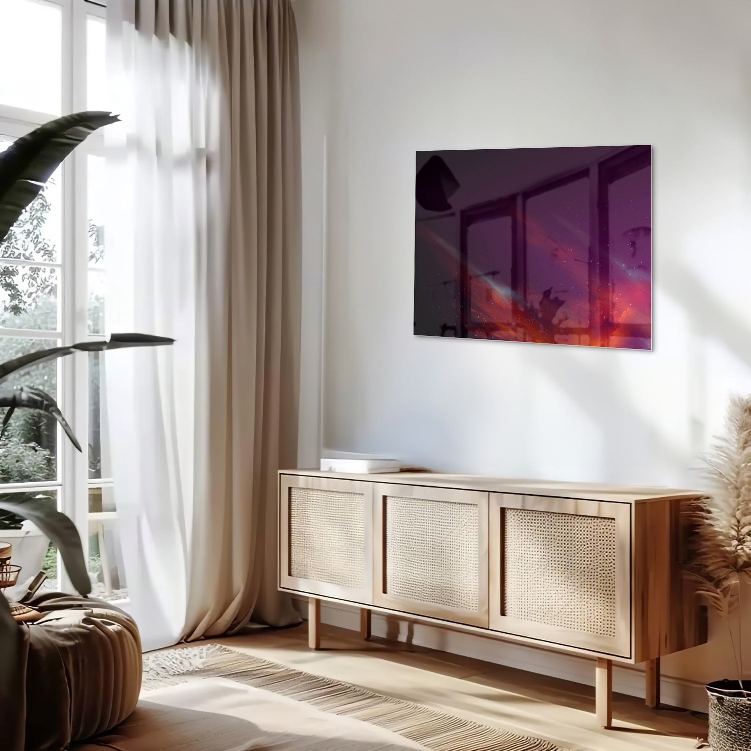 Een kleurrijk glazen schilderij met abstracte vormen in een moderne woonkamer.