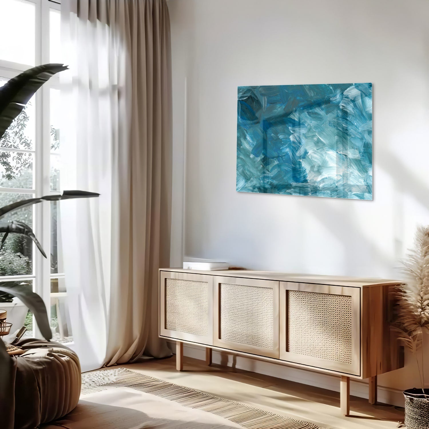 Abstract glazen schilderij met verschillende tinten blauw aan de muur.
