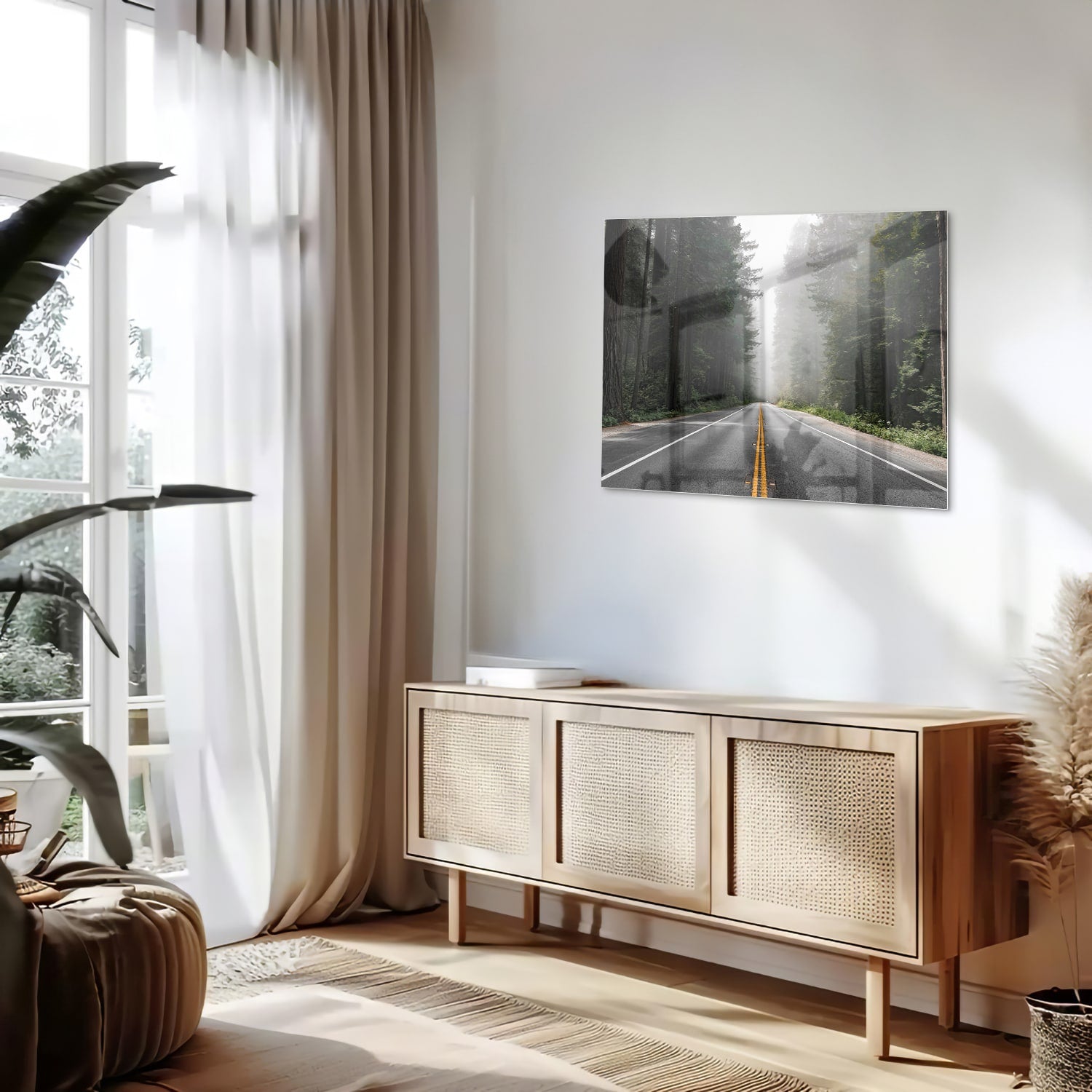 Glazen schilderij van een mistige weg omgeven door bomen in een interieur.