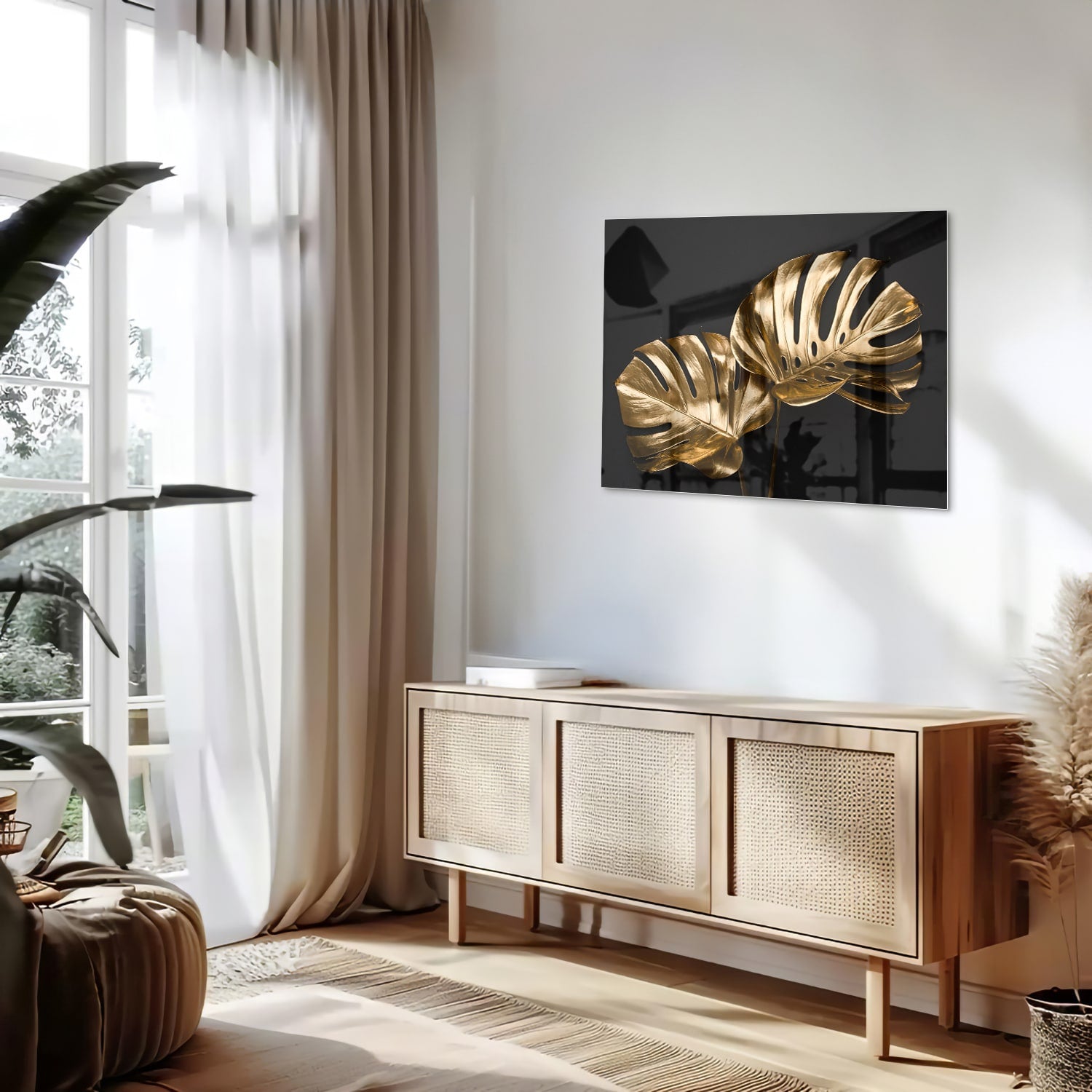 Gouden glazen schilderij met monstera bladeren aan de muur