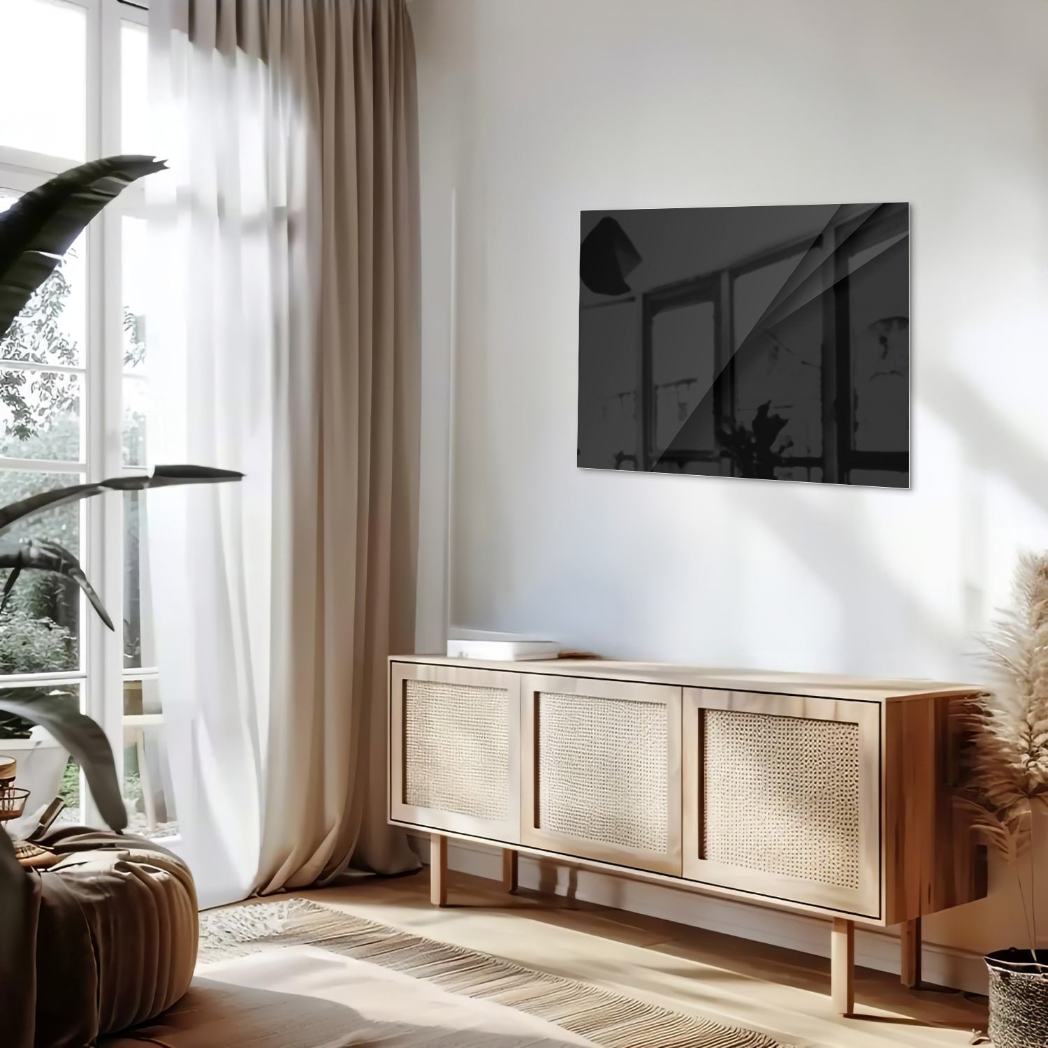Zwart glazen schilderij aan een lichte muur in een modern interieur.