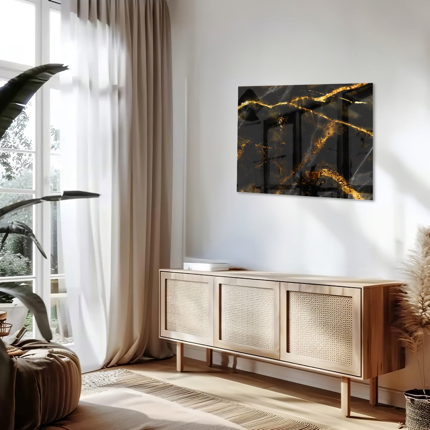 Glazen schilderij met zwart en gouden marmerdesign aan de muur