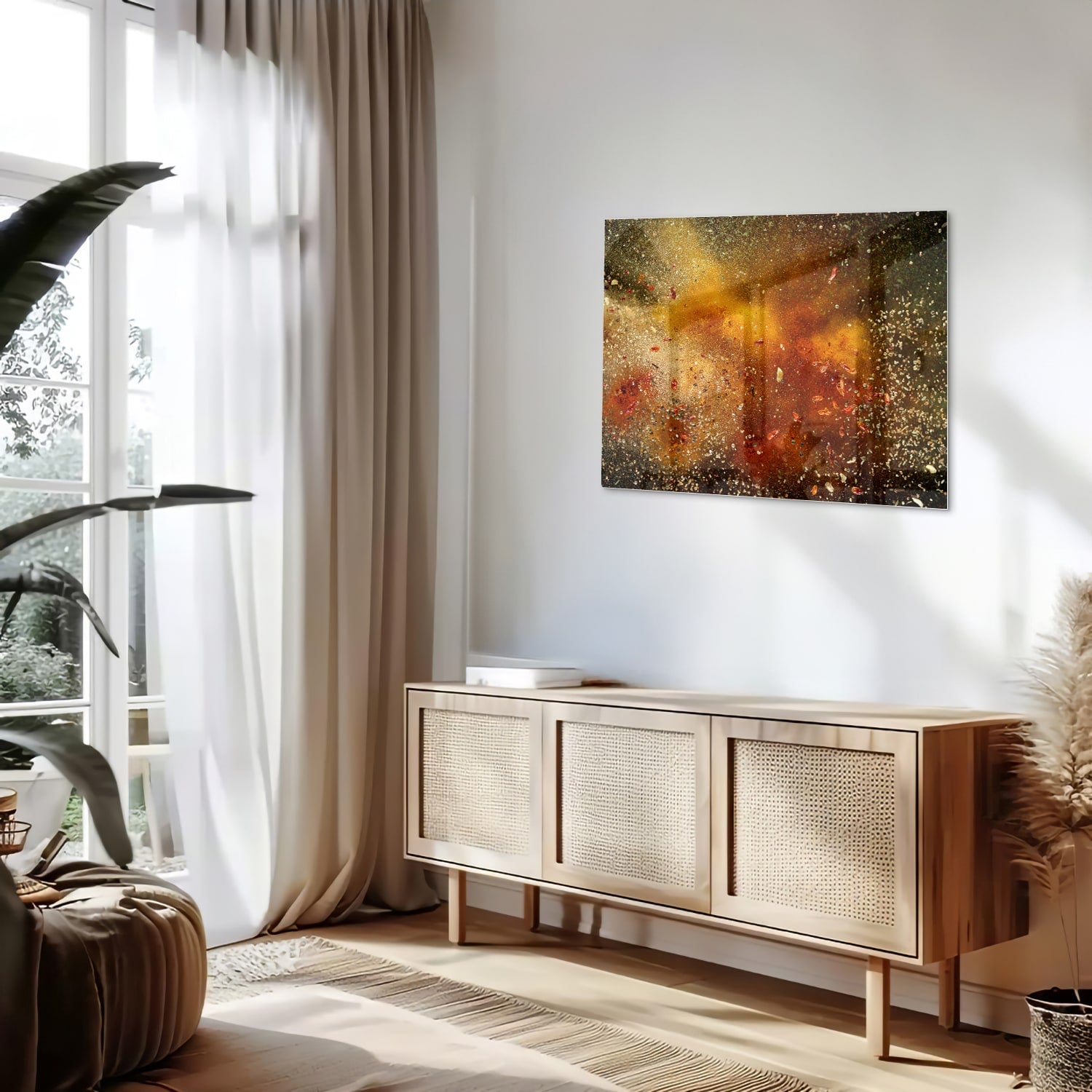 Abstract glazen schilderij met glinsterende warme kleuren in een moderne woonkamer.