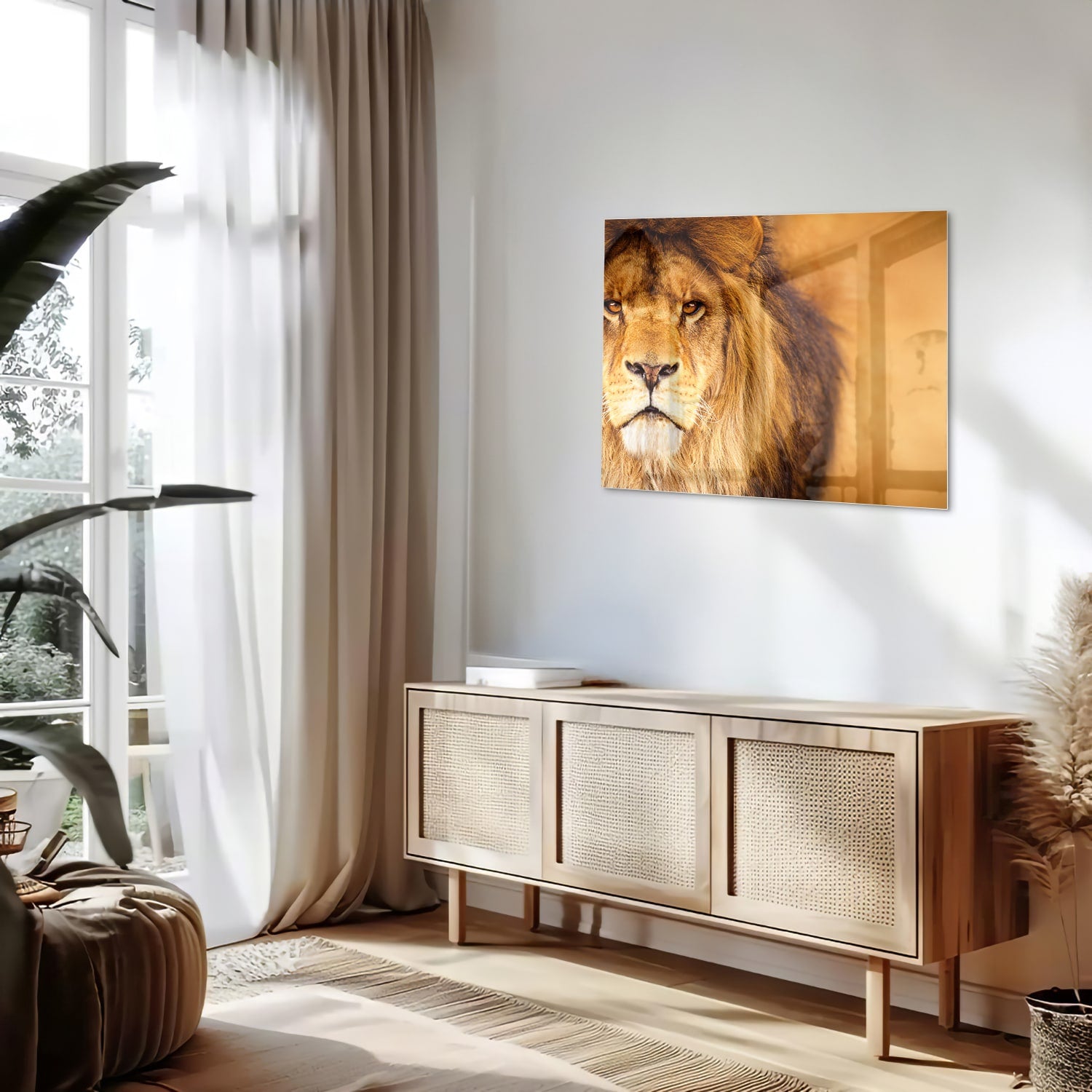 Glazen schilderij van een majestueuze leeuw in een modern interieur