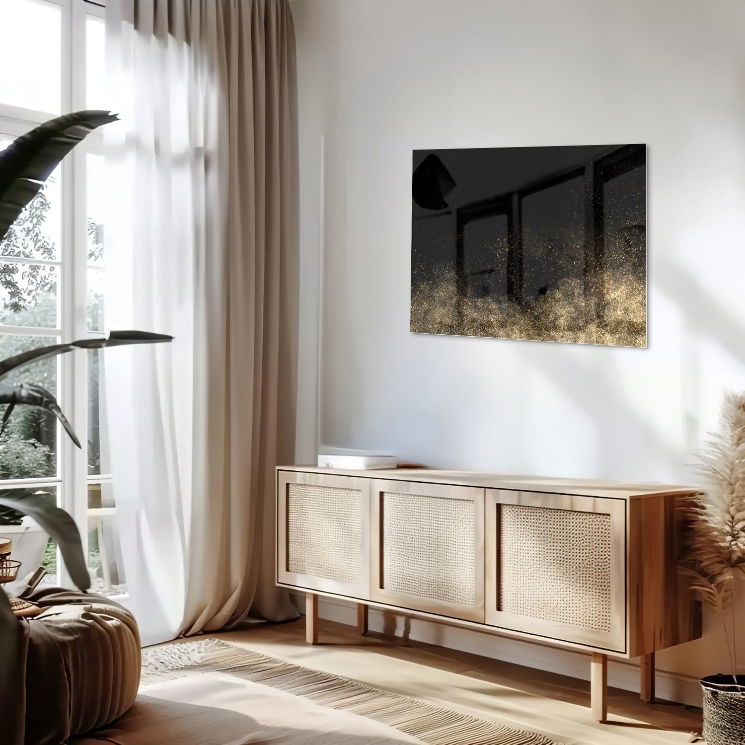 Glazen schilderij met zwarte achtergrond en gouden accenten aan de muur