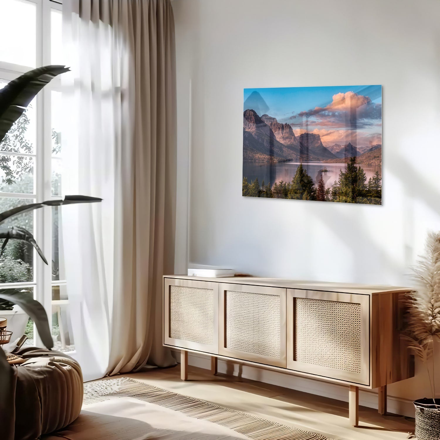 Glazen schilderij van bergen bij zonsopgang in een lichte woonkamer.