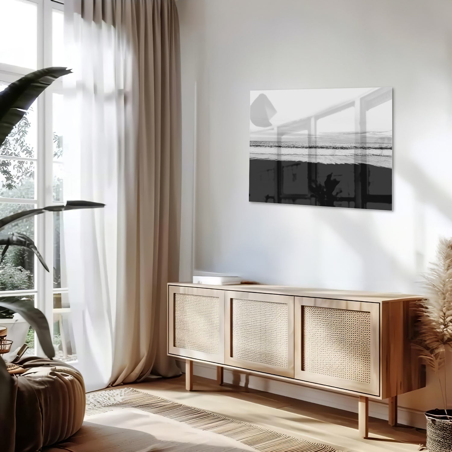 Minimalistisch zwart-wit glazen schilderij aan de muur in een modern interieur.
