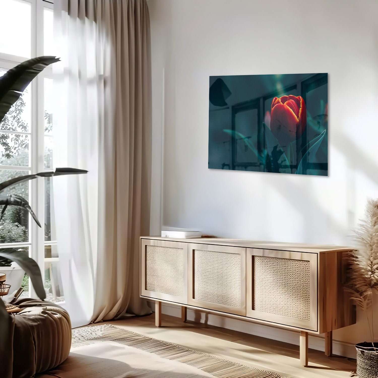 Glas schilderij van een rode tulp aan de muur in een modern interieur