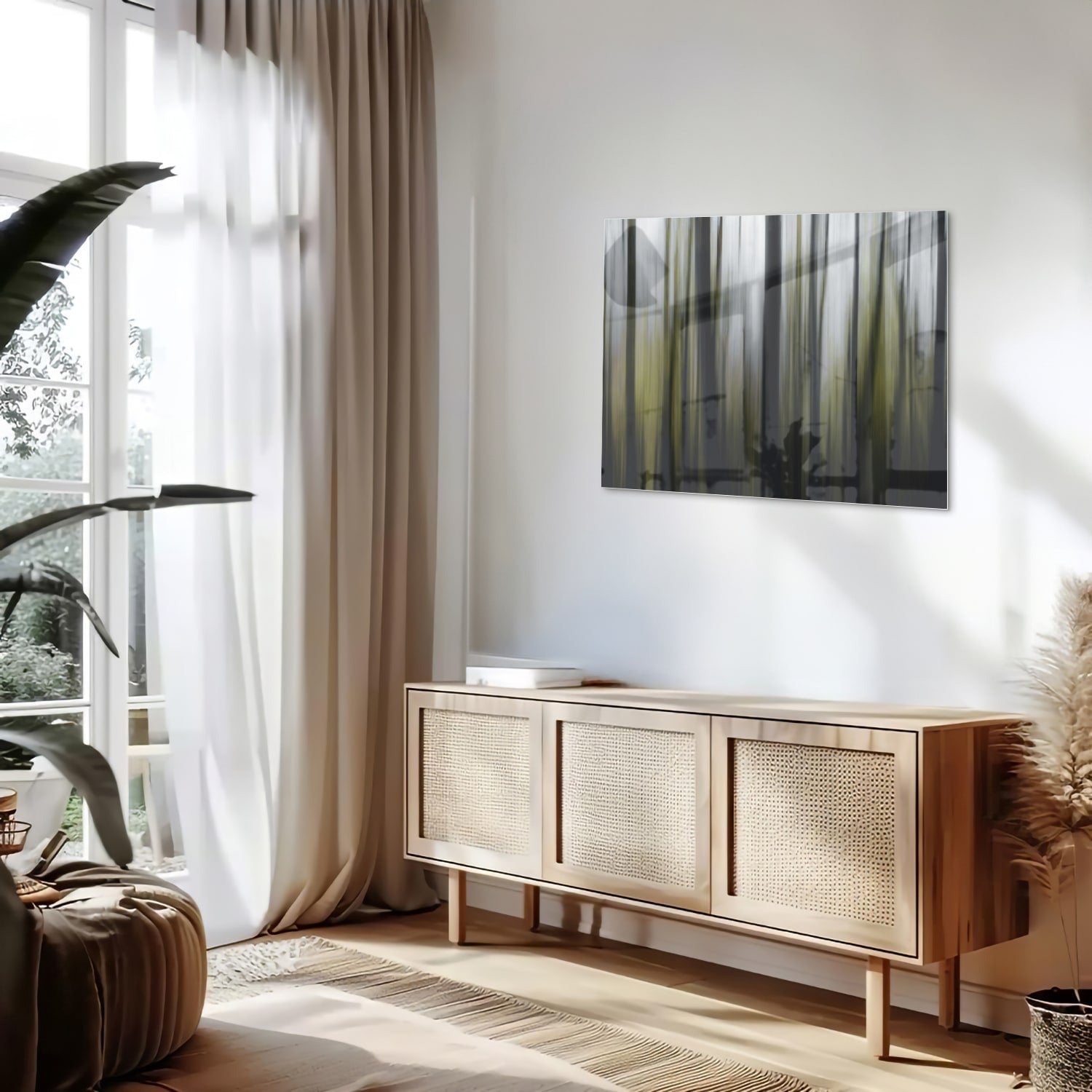 Glazen schilderij van groene bamboe aan de muur in een lichte woonkamer.