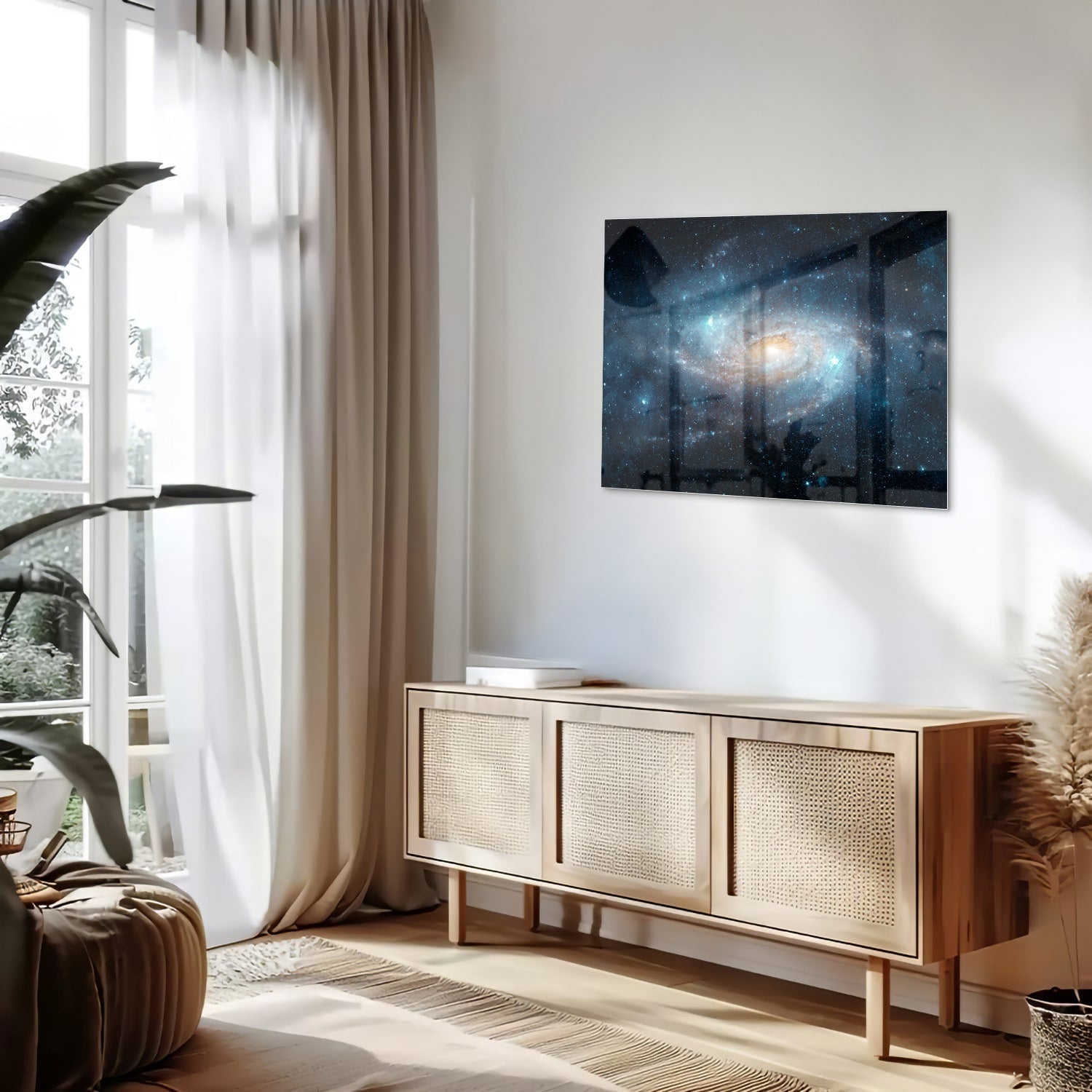 Glazen schilderij van een sterrenstelsel aan de muur in een moderne woonkamer.