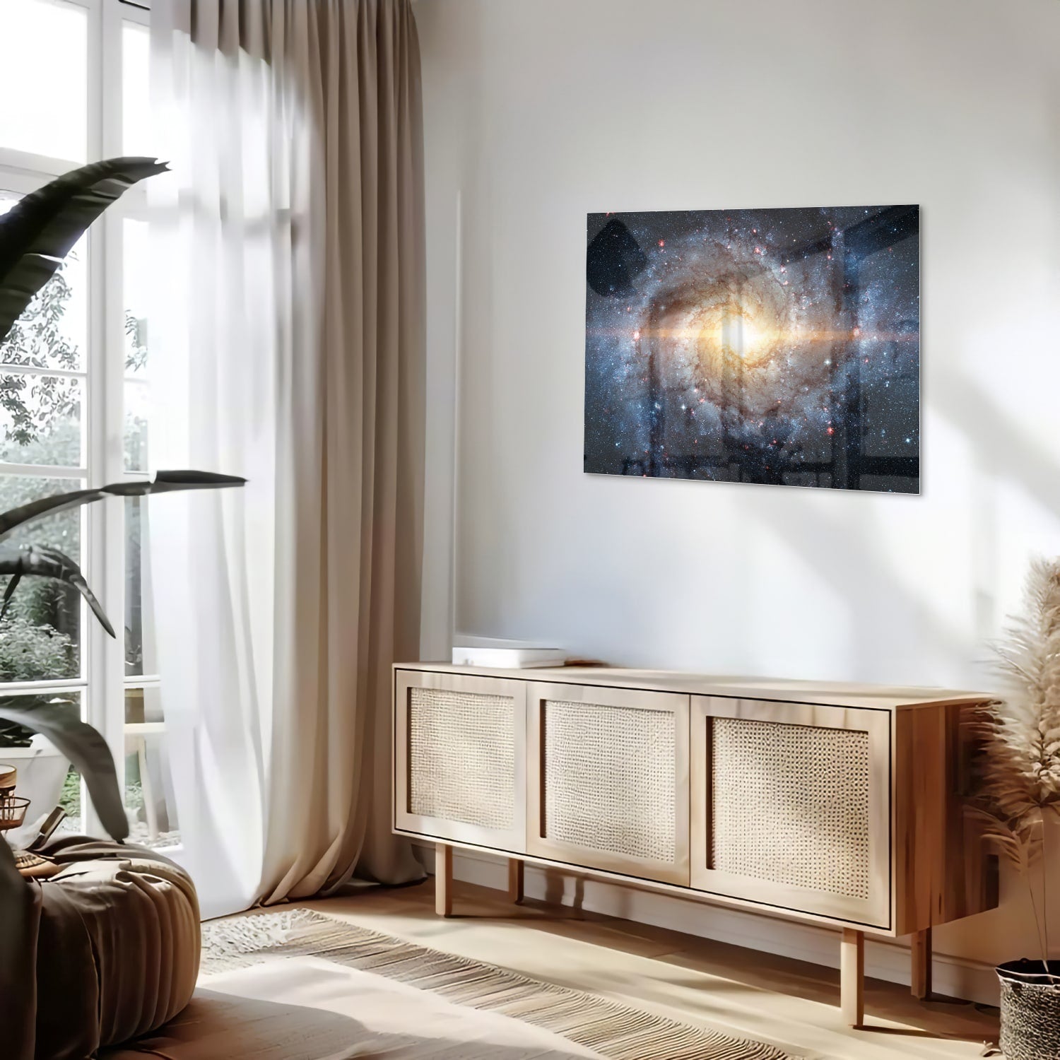 Glazen schilderij van een sterrenstelsel aan de muur in een lichte woonkamer.