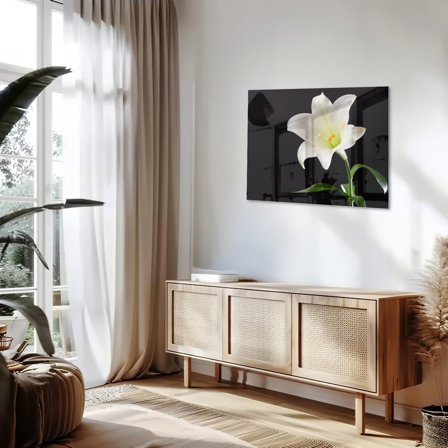 Glazen schilderij van een witte lelie aan de muur in een stijlvol interieur.