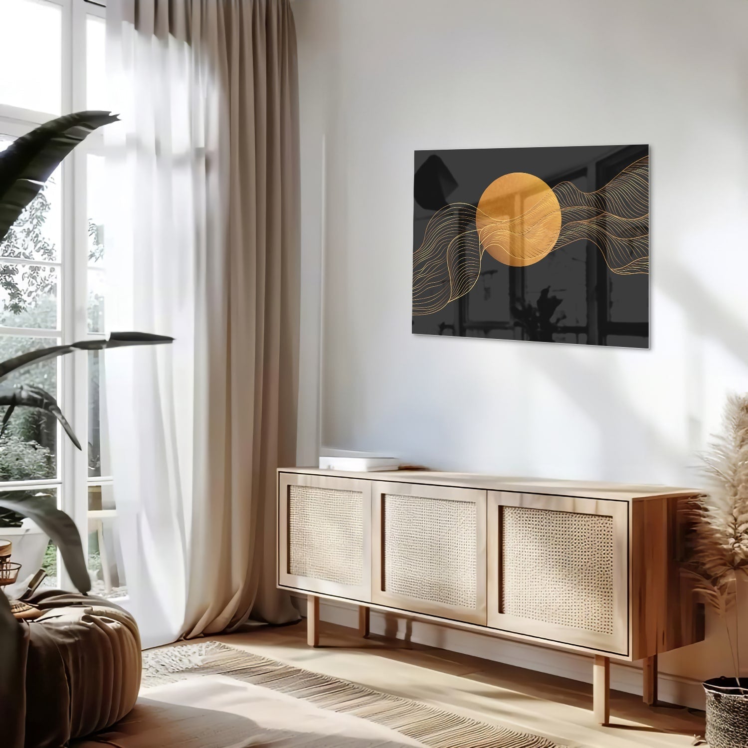 Abstract glas schilderij met een gouden zon en golvende lijnen op een zwarte achtergrond.