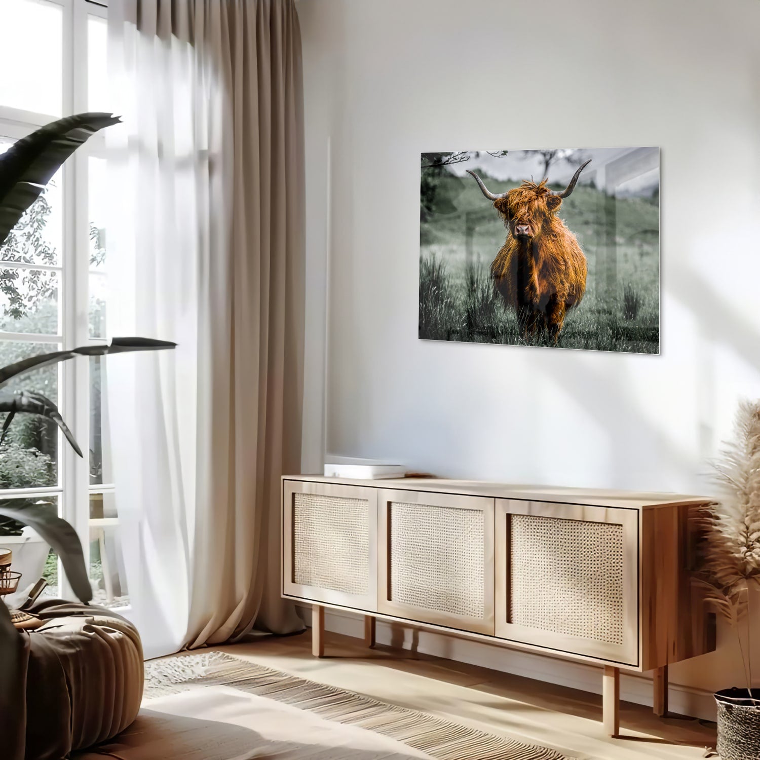 Schots Hooglander schilderij op glas in een groene omgeving.
