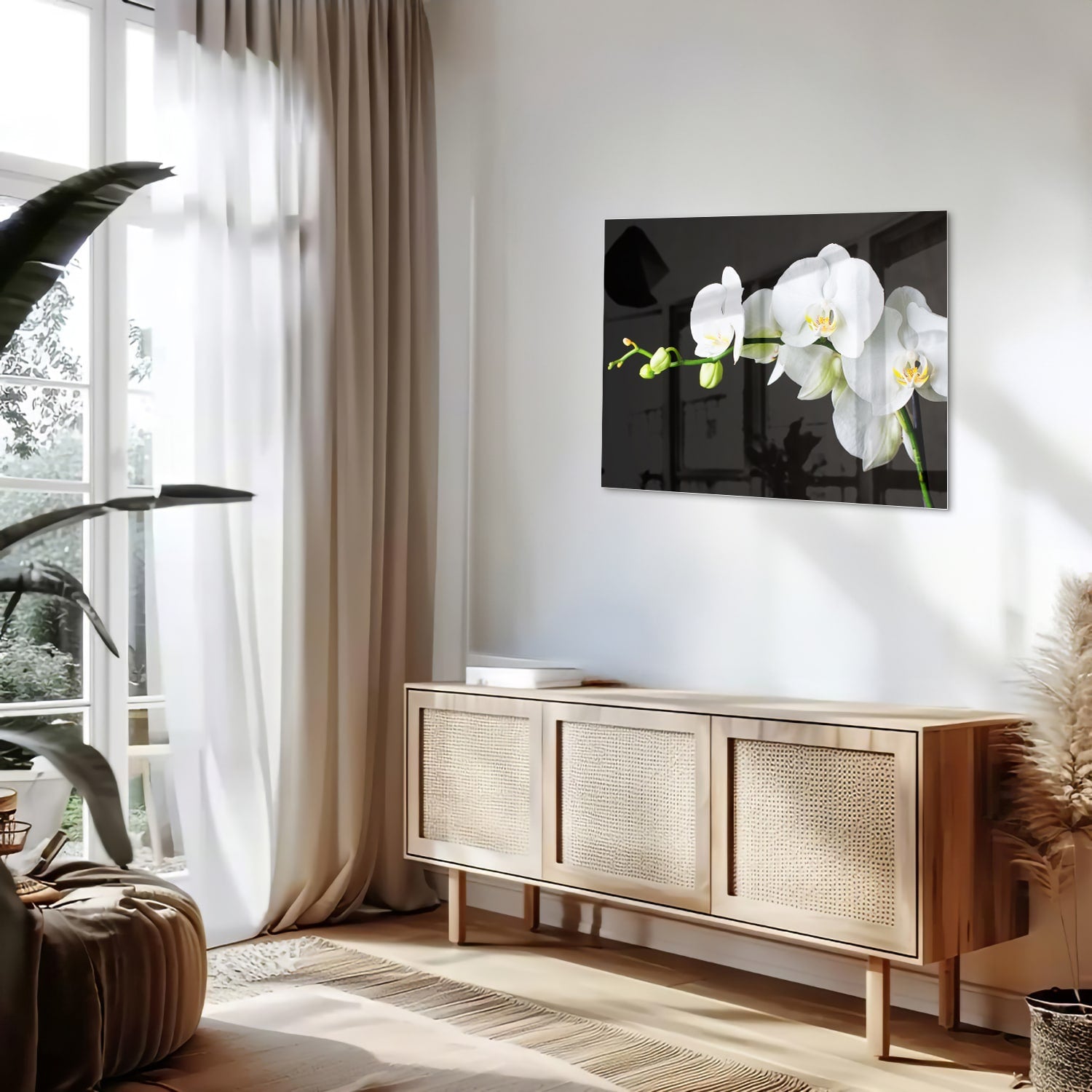 Glazen schilderij van witte orchideen op een zwarte achtergrond