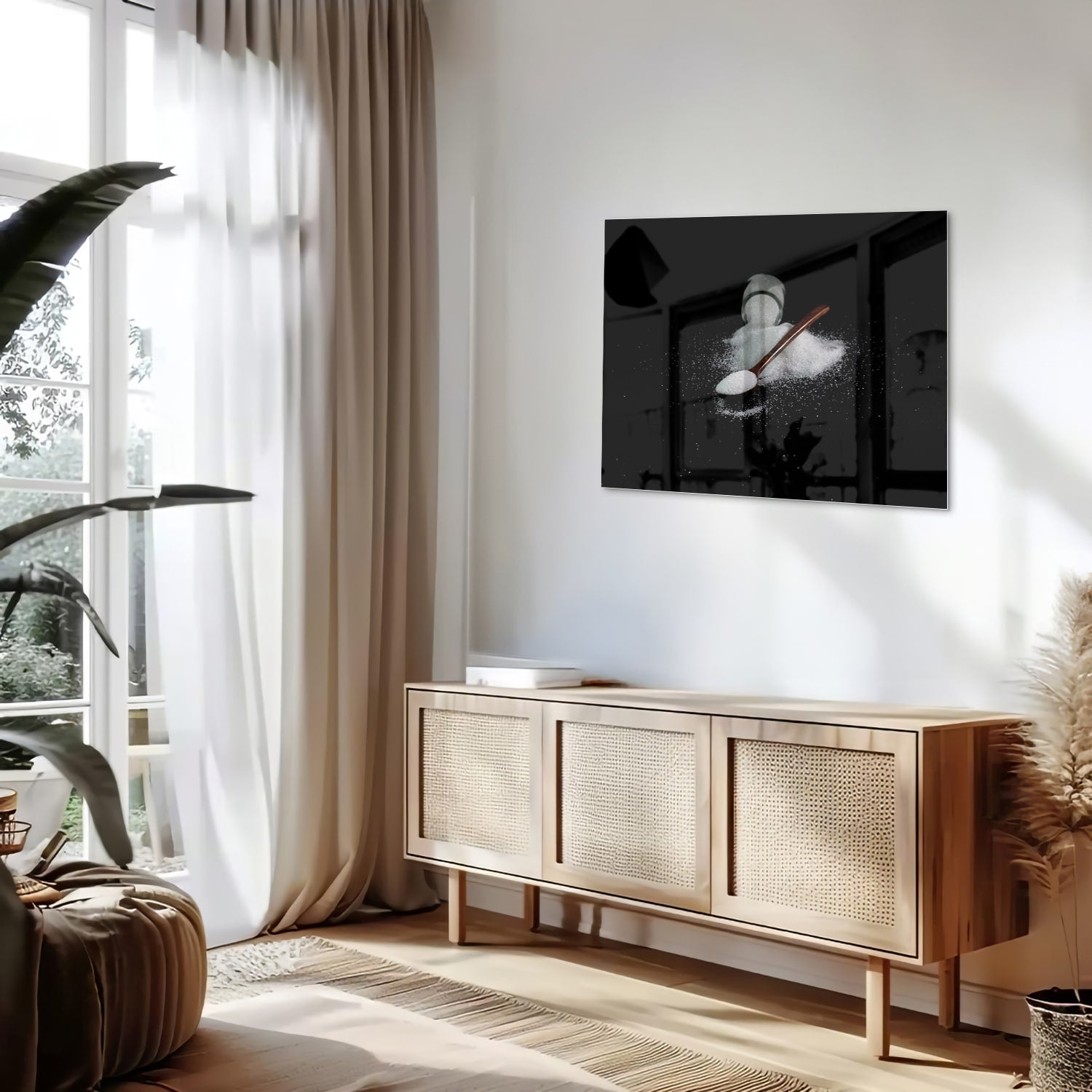 Een glazen schilderij met zout en een lepel op een zwarte achtergrond, ideaal voor keukeninrichting.