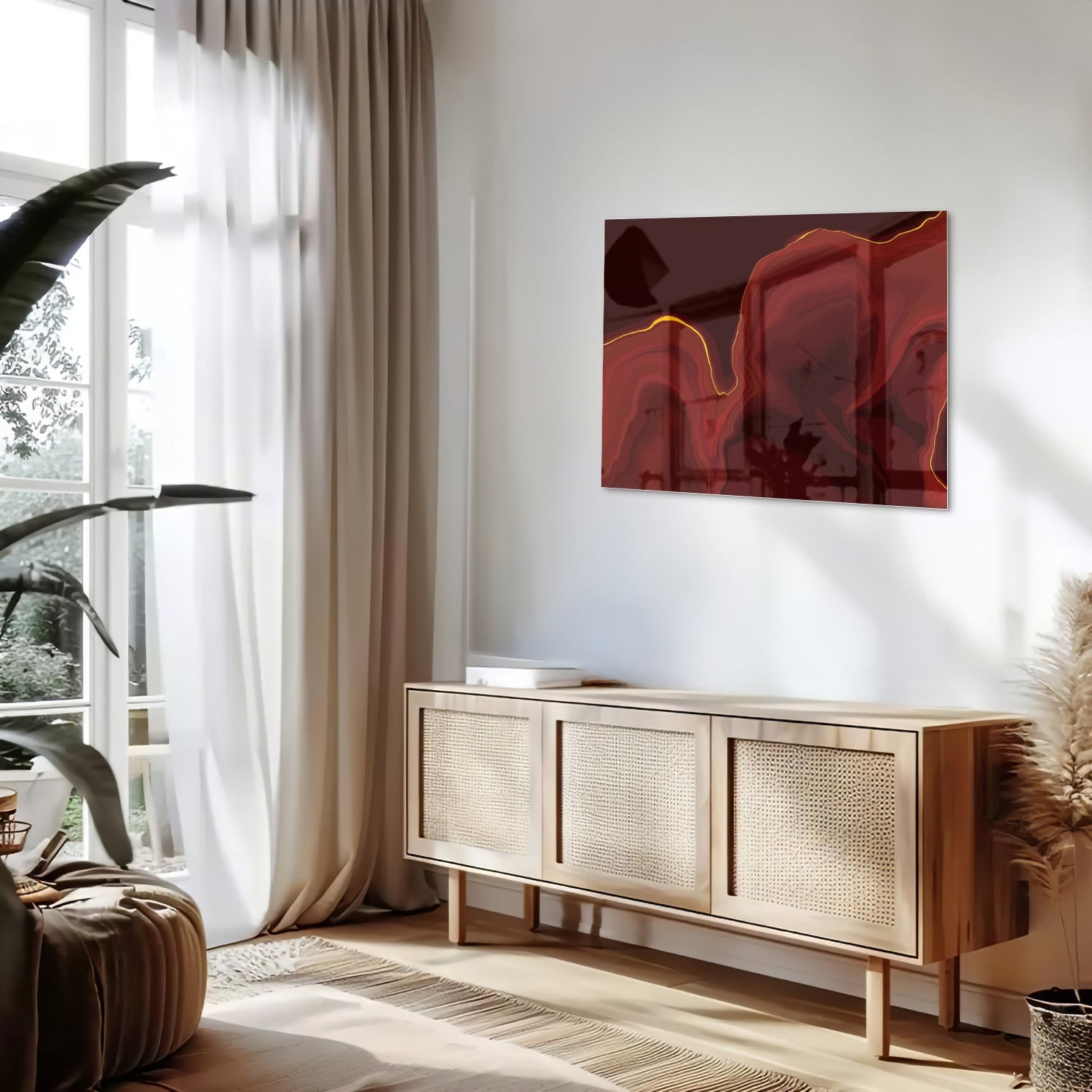 Abstract glazen schilderij met warme roodtinten aan de muur