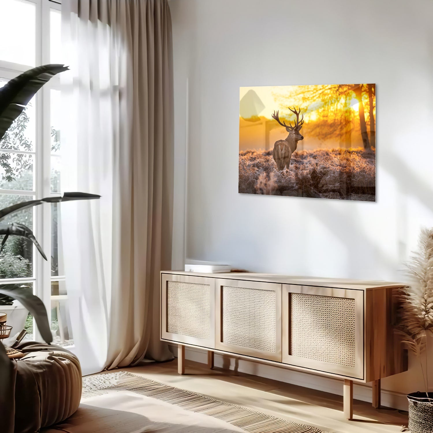 Glazen schilderij van een hert in de opkomende zon boven een veld