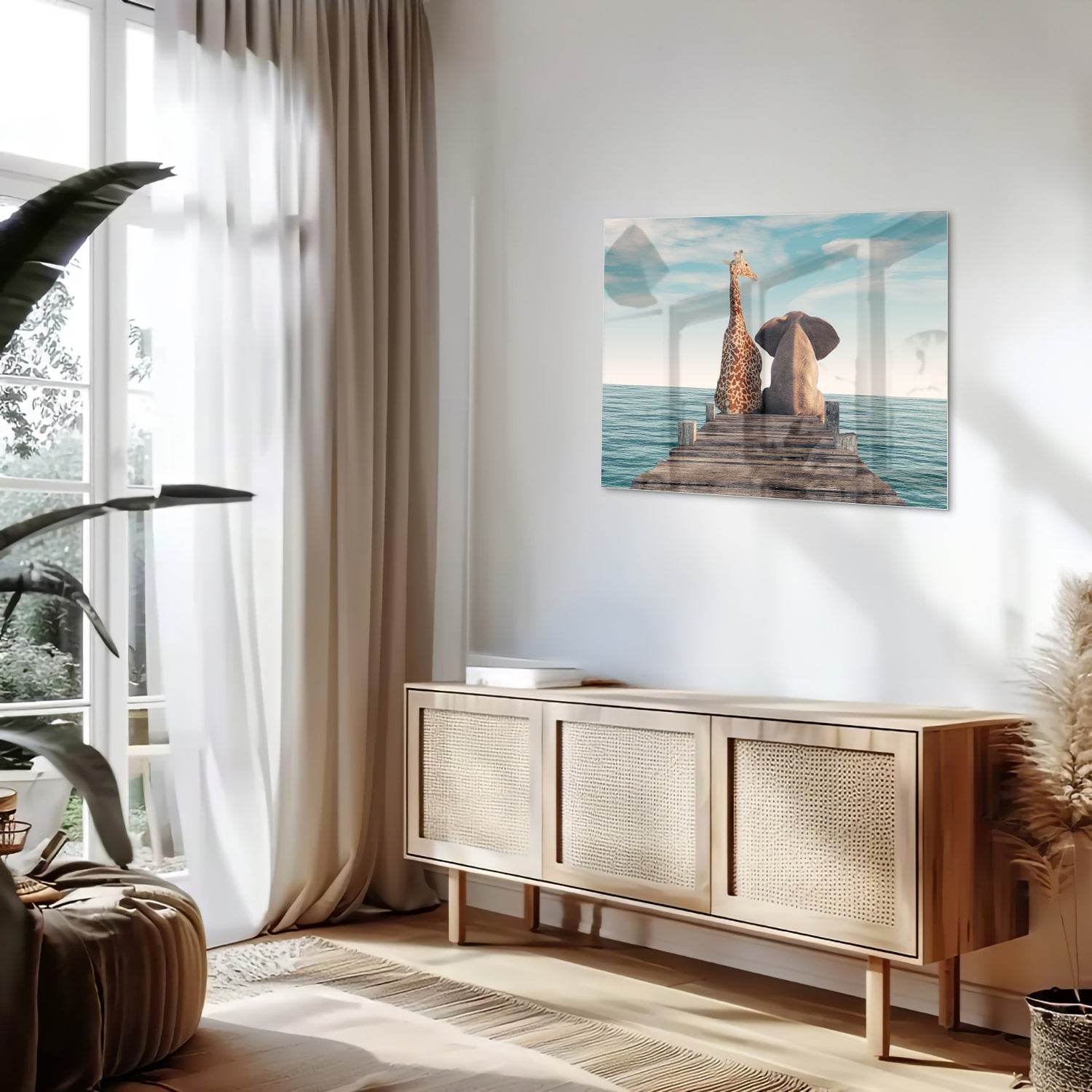 Glazen schilderij van een giraffe en olifant op een houten pier met zee op de achtergrond.