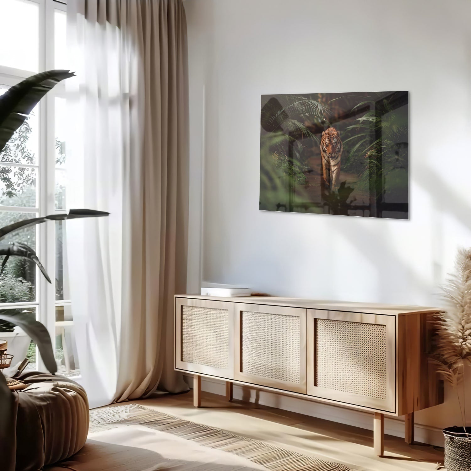 Glazen schilderij van een tijger in de jungle met groene bladeren.