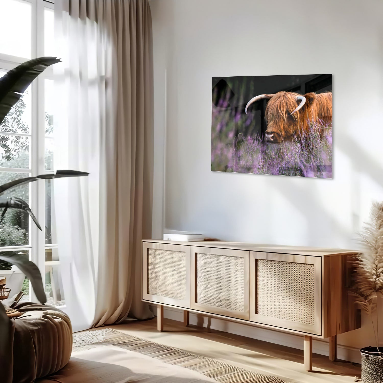 Glazen schilderij van een Schotse Hooglander met lavendel op de achtergrond.