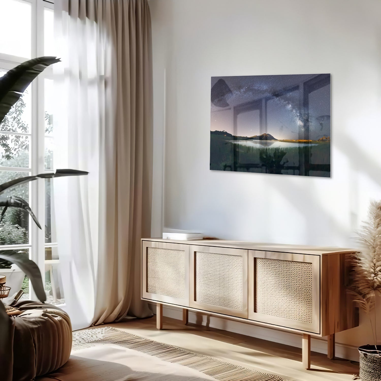 Glazen schilderij met sterrenhemel en bergen aan de wand