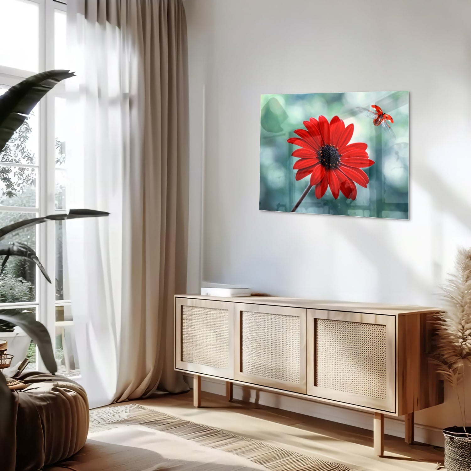 Glazen schilderij van een felrode dandelion tegen een zachte groene achtergrond.