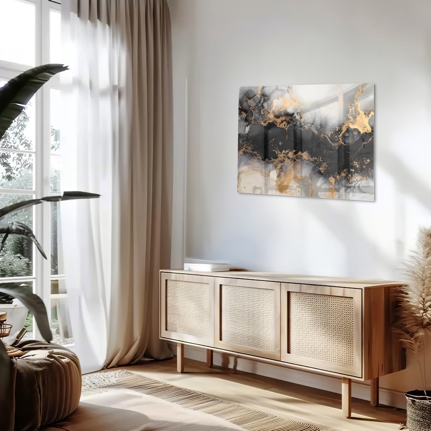 Glazen schilderij met zwarte en gouden abstracte patronen aan de muur boven een houten kast.